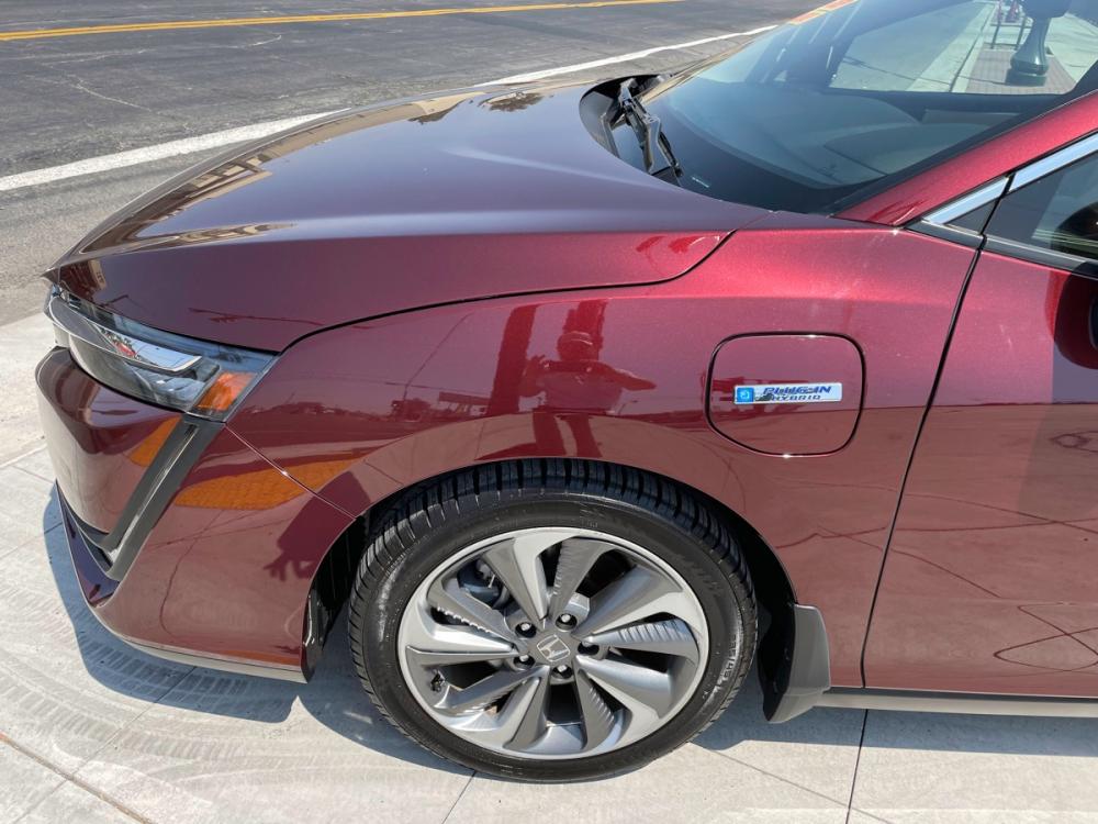 2018 Crimson Pearl Honda Clarity Touring Plug-In Hybrid (JHMZC5F35JC) with an 1.5L L4 DOHC 16V HYBRID engine, CVT transmission, located at 744 E Miner Ave, Stockton, CA, 95202, (209) 944-5770, 37.956863, -121.282082 - Photo #16