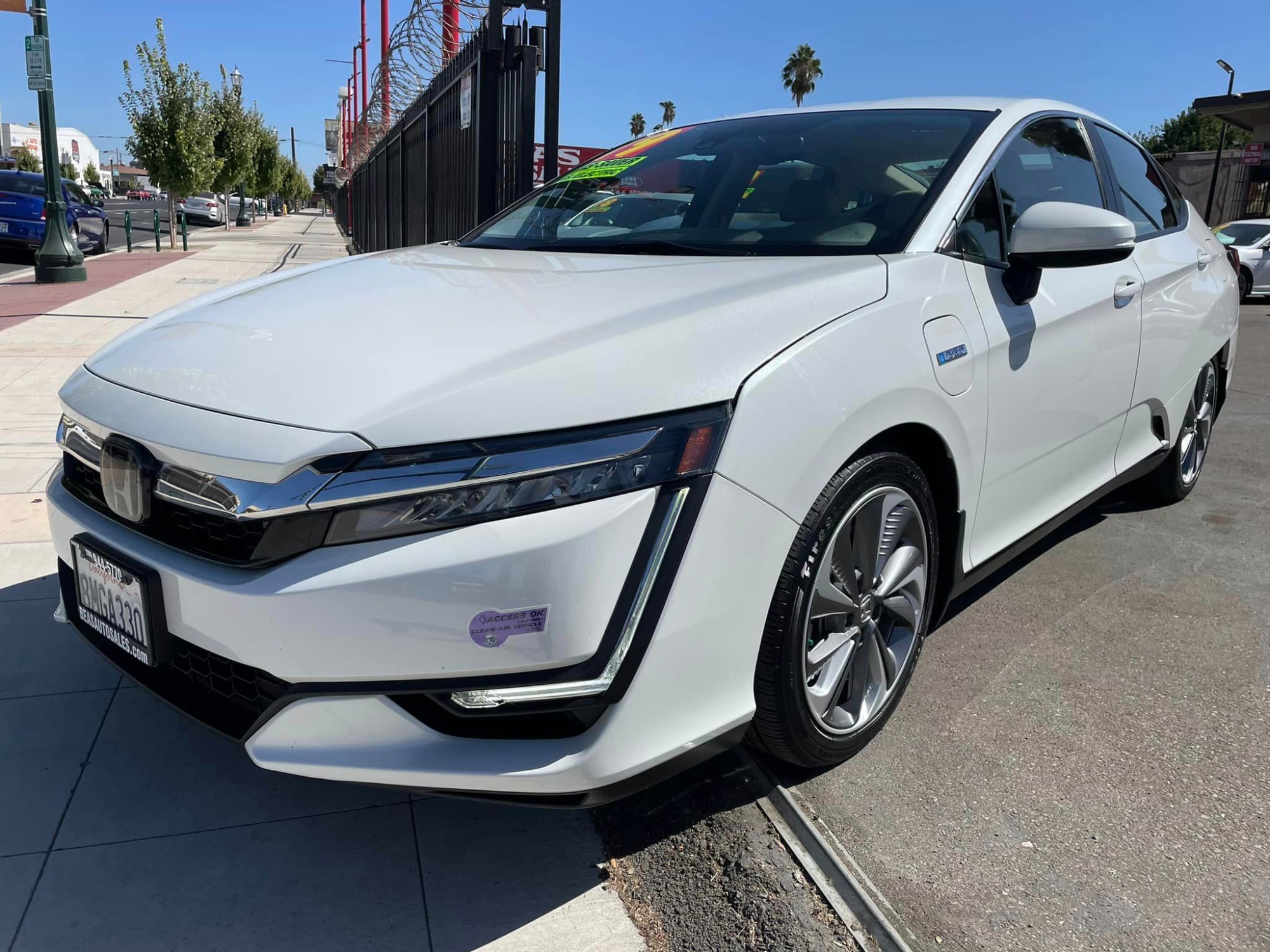 2019 WHITE Honda Clarity Plug-In Hybrid (JHMZC5F19KC) with an 1.5L L4 DOHC 16V HYBRID engine, CVT transmission, located at 744 E Miner Ave, Stockton, CA, 95202, (209) 944-5770, 37.956863, -121.282082 - *PLUS TAXES AND FEES - Photo #3