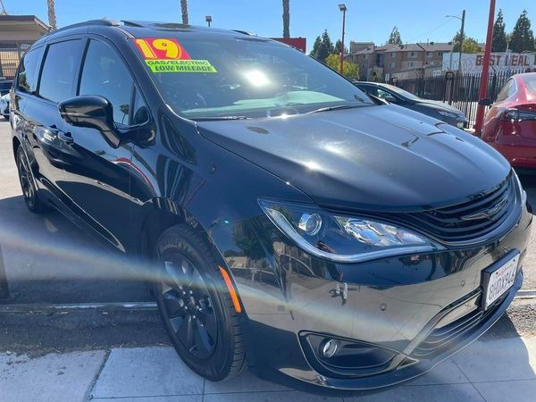 photo of 2019 Chrysler Pacifica Limited Plug-in Hybrid