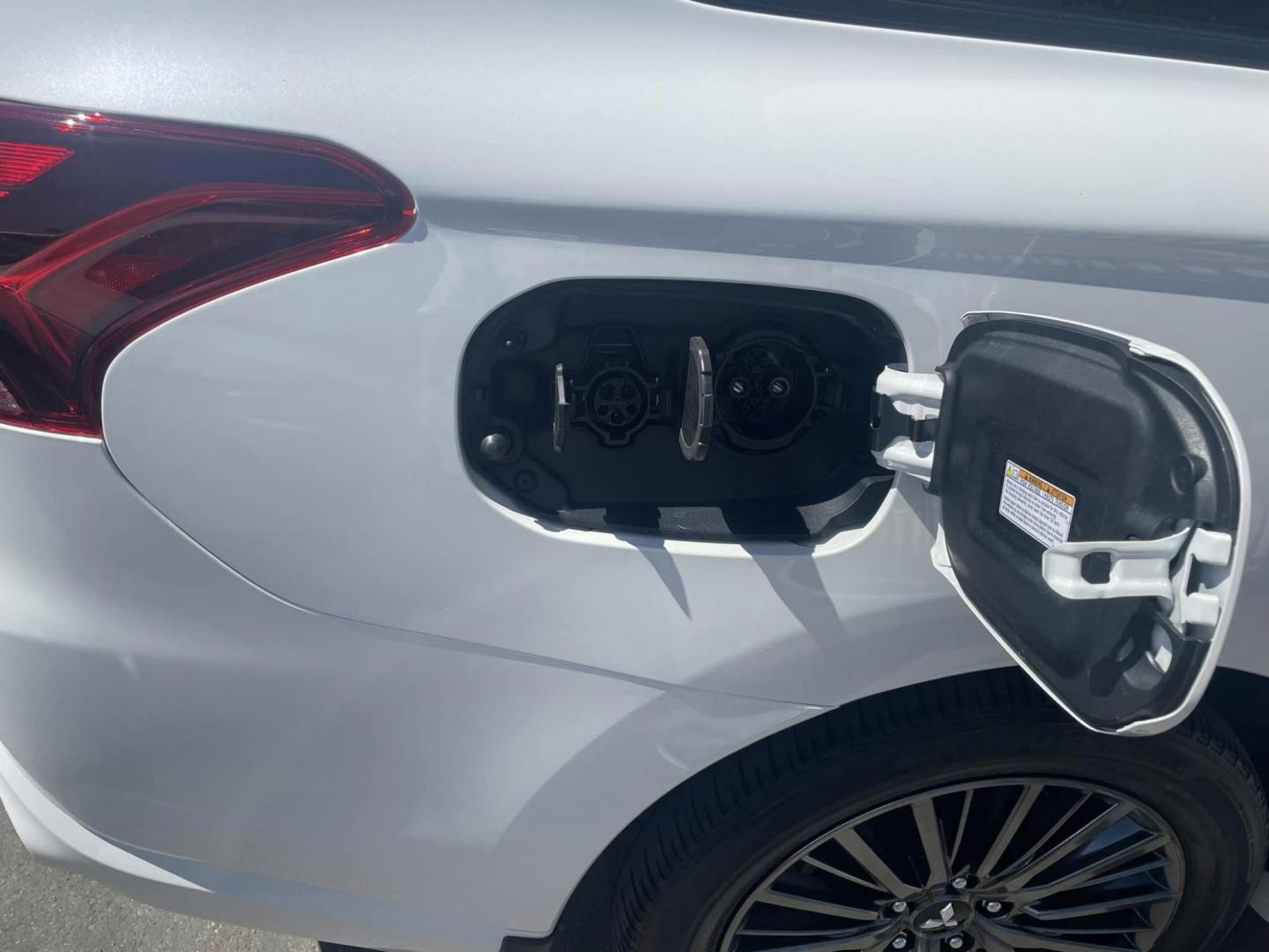 2022 WHITE /BLACK Mitsubishi Outlander PHEV SEL (JA4J2VA78NZ) with an 2.0L L4 DOHC 16V HYBRID engine, 1A transmission, located at 744 E Miner Ave, Stockton, CA, 95202, (209) 944-5770, 37.956863, -121.282082 - Photo#17