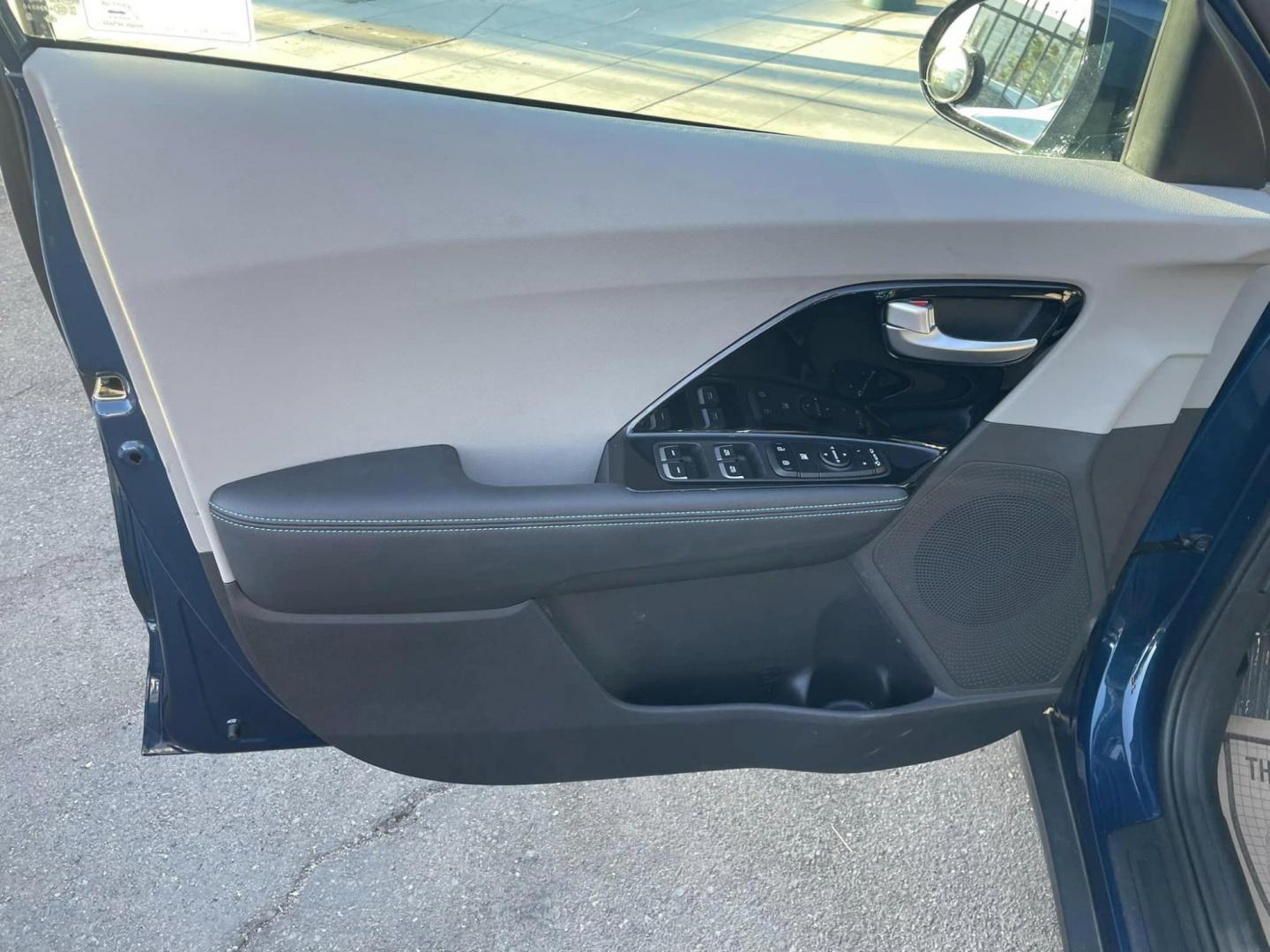 2022 Kia Niro Plug In Hybrid EX (KNDCD3LD2N5) , 6A transmission, located at 744 E Miner Ave, Stockton, CA, 95202, (209) 944-5770, 37.956863, -121.282082 - Photo#5