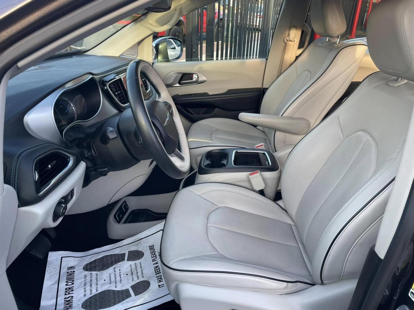 2018 Chrysler Pacifica Hybrid Limited (2C4RC1N70JR) with an 3.6L V6 DOHC 24V HYBRID engine, CVT transmission, located at 744 E Miner Ave, Stockton, CA, 95202, (209) 944-5770, 37.956863, -121.282082 - PLUS TAXES AND FEES NO CHARGER AVAILABLE - Photo#8