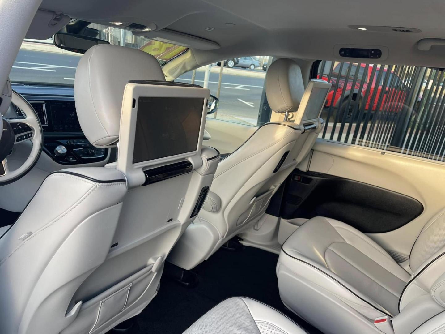 2018 Chrysler Pacifica Hybrid Limited (2C4RC1N70JR) with an 3.6L V6 DOHC 24V HYBRID engine, CVT transmission, located at 744 E Miner Ave, Stockton, CA, 95202, (209) 944-5770, 37.956863, -121.282082 - PLUS TAXES AND FEES NO CHARGER AVAILABLE - Photo#6