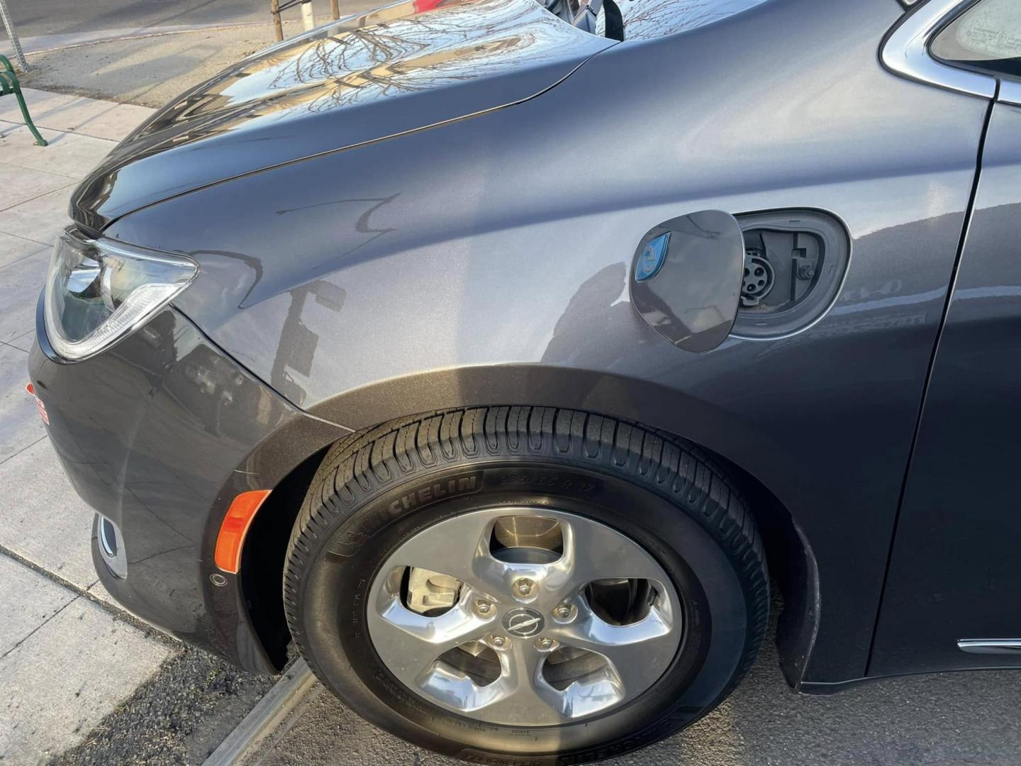 2018 Chrysler Pacifica Hybrid Limited (2C4RC1N70JR) with an 3.6L V6 DOHC 24V HYBRID engine, CVT transmission, located at 744 E Miner Ave, Stockton, CA, 95202, (209) 944-5770, 37.956863, -121.282082 - PLUS TAXES AND FEES NO CHARGER AVAILABLE - Photo#4