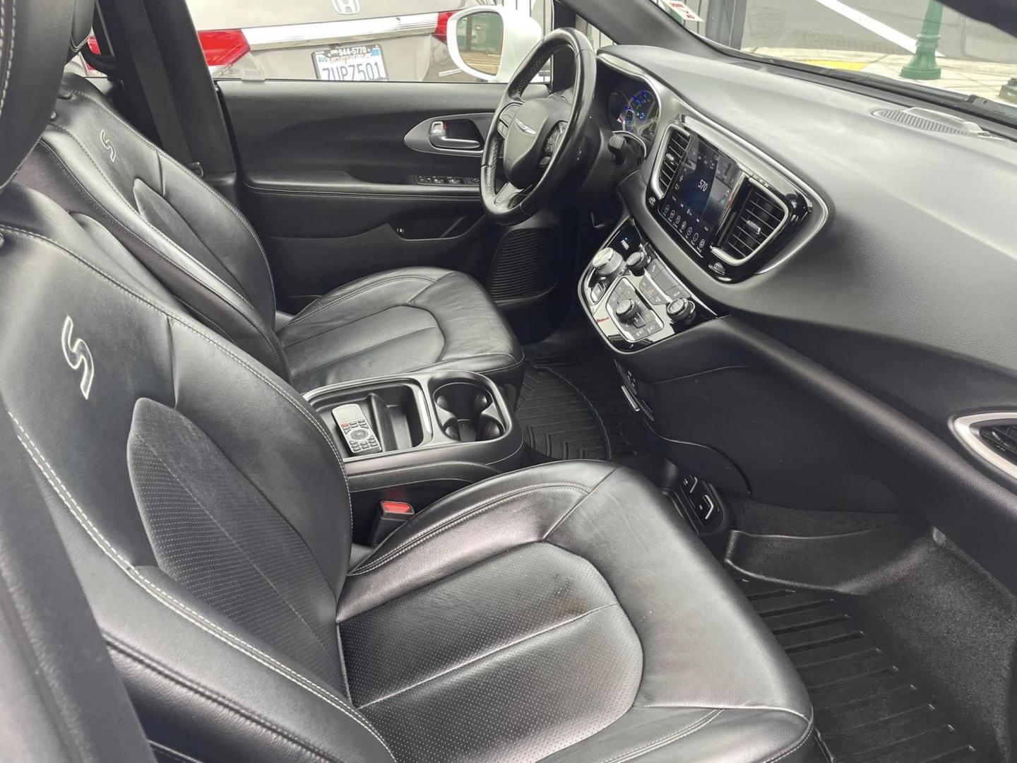 2020 WHITE Chrysler Pacifica Hybrid Touring L (2C4RC1L75LR) with an 3.6L V6 DOHC 24V HYBRID engine, CVT transmission, located at 744 E Miner Ave, Stockton, CA, 95202, (209) 944-5770, 37.956863, -121.282082 - PLUS TAXES AND FEES NO CHARGER AVAILABE SIN CARGADOR DISPONIBLE - Photo#9