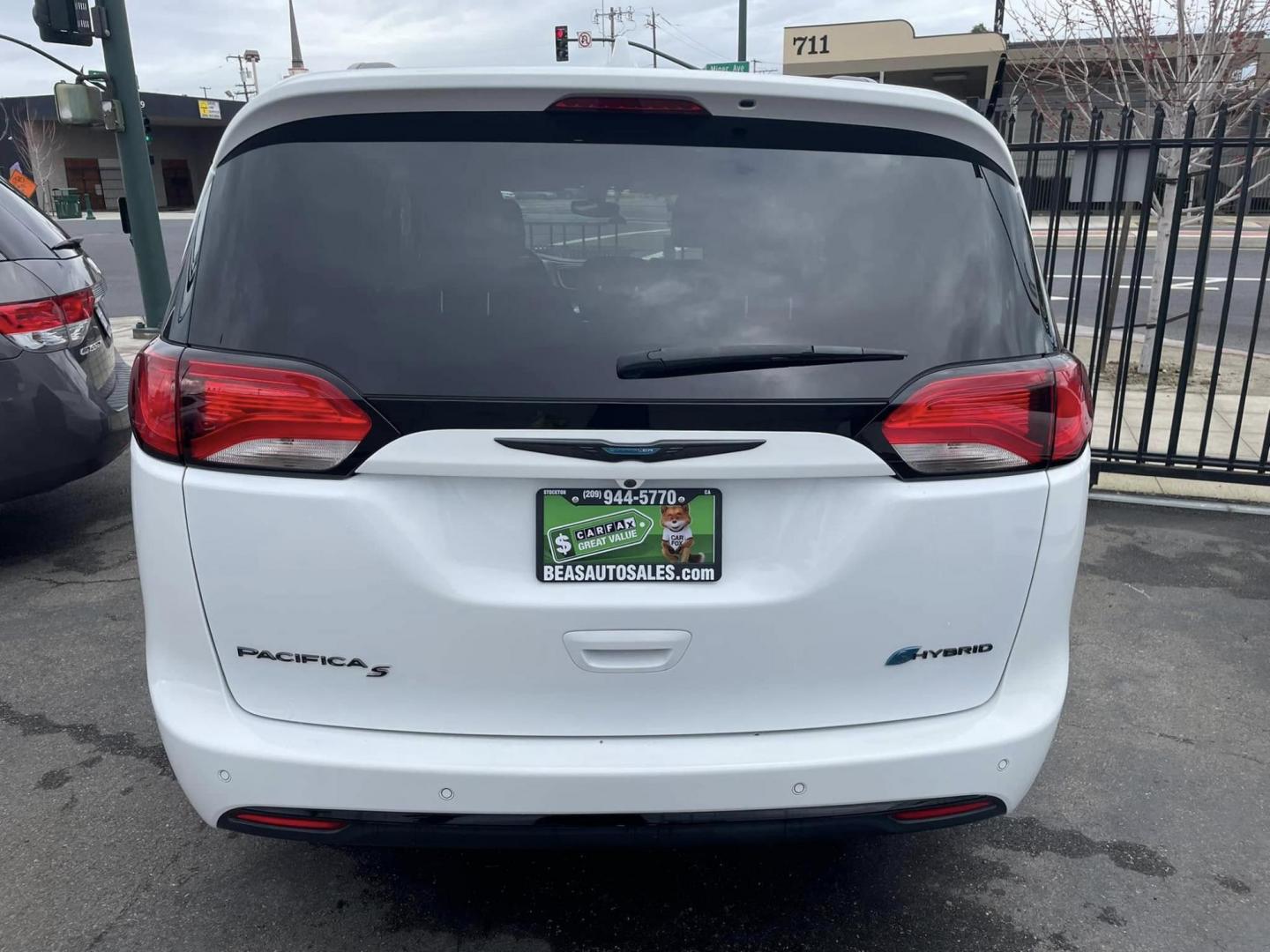 2020 WHITE Chrysler Pacifica Hybrid Touring L (2C4RC1L75LR) with an 3.6L V6 DOHC 24V HYBRID engine, CVT transmission, located at 744 E Miner Ave, Stockton, CA, 95202, (209) 944-5770, 37.956863, -121.282082 - PLUS TAXES AND FEES NO CHARGER AVAILABE SIN CARGADOR DISPONIBLE - Photo#12