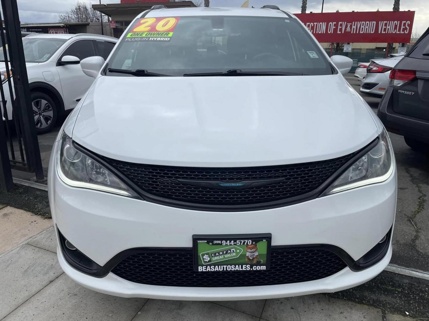 2020 WHITE Chrysler Pacifica Hybrid Touring L (2C4RC1L75LR) with an 3.6L V6 DOHC 24V HYBRID engine, CVT transmission, located at 744 E Miner Ave, Stockton, CA, 95202, (209) 944-5770, 37.956863, -121.282082 - PLUS TAXES AND FEES NO CHARGER AVAILABE SIN CARGADOR DISPONIBLE - Photo#2