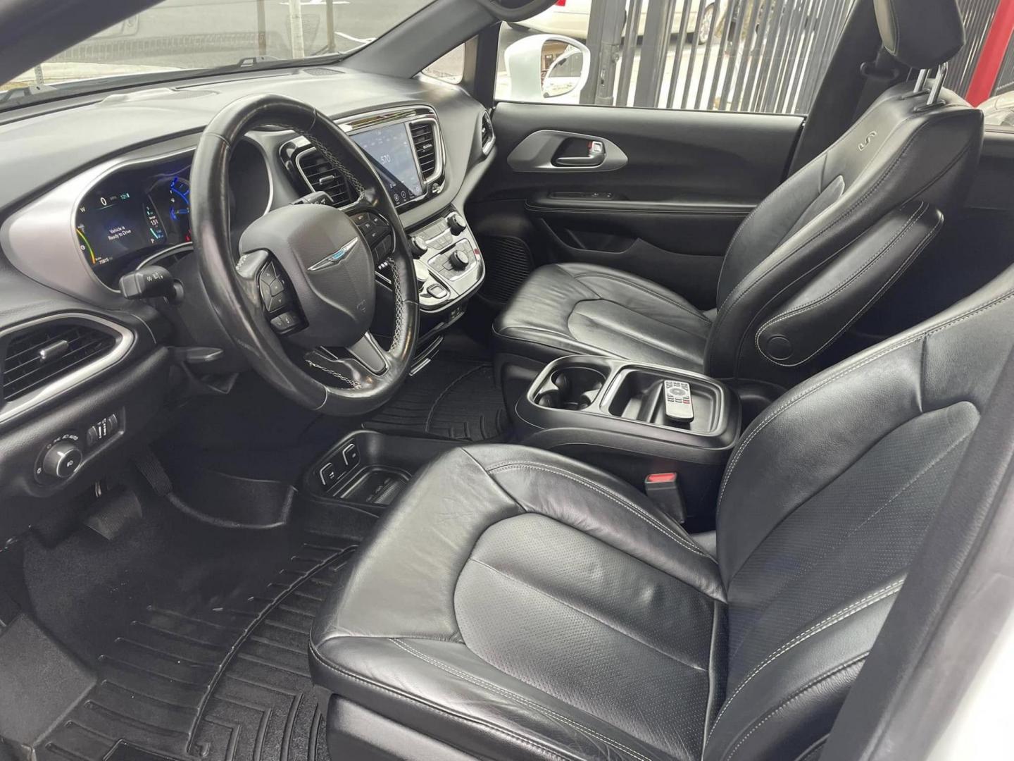 2020 WHITE Chrysler Pacifica Hybrid Touring L (2C4RC1L75LR) with an 3.6L V6 DOHC 24V HYBRID engine, CVT transmission, located at 744 E Miner Ave, Stockton, CA, 95202, (209) 944-5770, 37.956863, -121.282082 - PLUS TAXES AND FEES NO CHARGER AVAILABE SIN CARGADOR DISPONIBLE - Photo#6