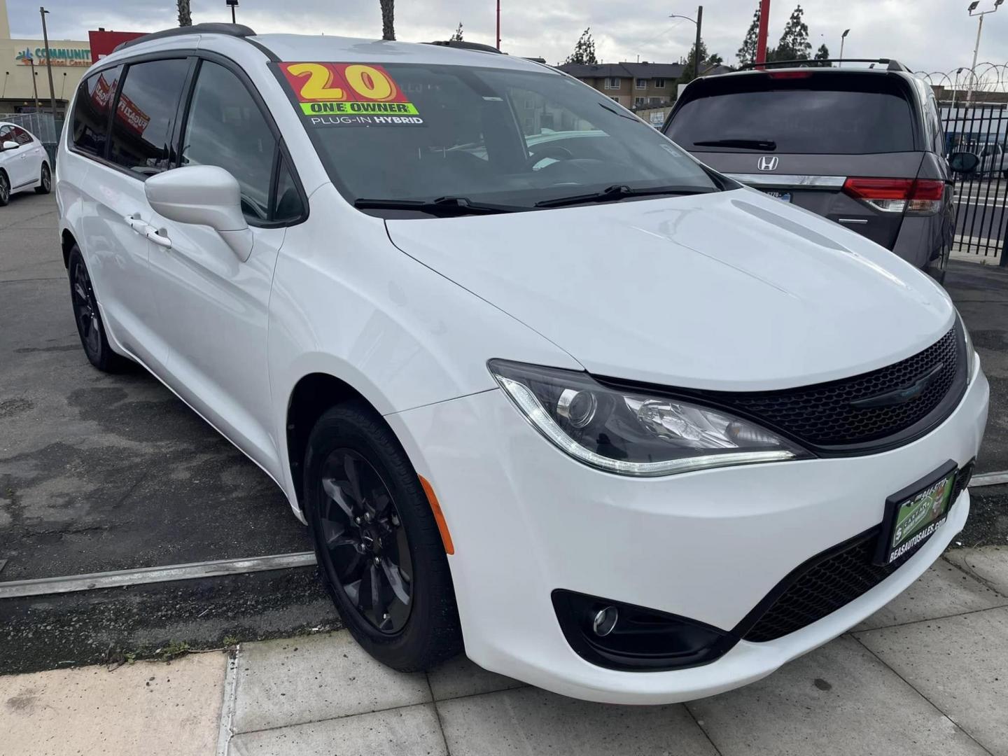 2020 WHITE Chrysler Pacifica Hybrid Touring L (2C4RC1L75LR) with an 3.6L V6 DOHC 24V HYBRID engine, CVT transmission, located at 744 E Miner Ave, Stockton, CA, 95202, (209) 944-5770, 37.956863, -121.282082 - PLUS TAXES AND FEES NO CHARGER AVAILABE SIN CARGADOR DISPONIBLE - Photo#1