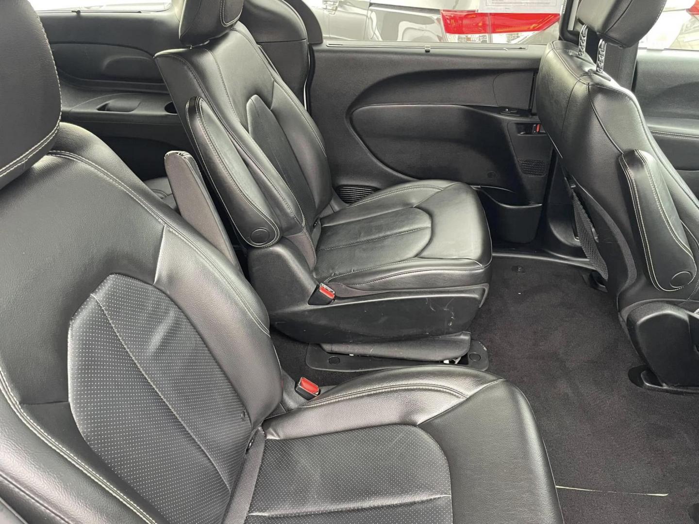 2020 WHITE Chrysler Pacifica Hybrid Touring L (2C4RC1L75LR) with an 3.6L V6 DOHC 24V HYBRID engine, CVT transmission, located at 744 E Miner Ave, Stockton, CA, 95202, (209) 944-5770, 37.956863, -121.282082 - PLUS TAXES AND FEES NO CHARGER AVAILABE SIN CARGADOR DISPONIBLE - Photo#10