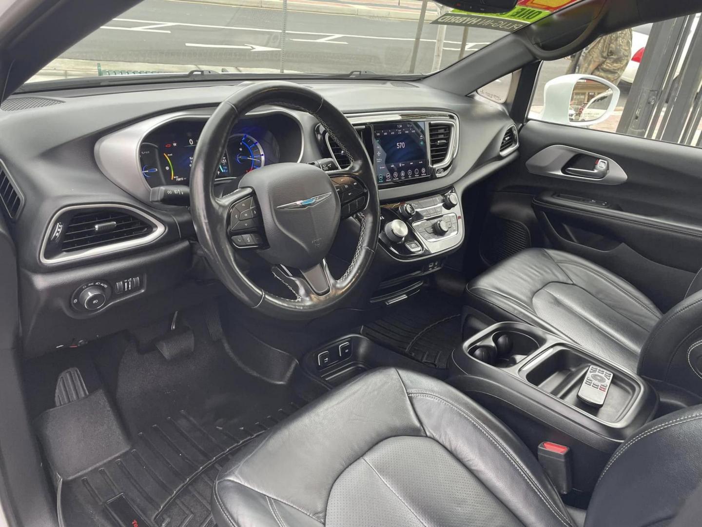 2020 WHITE Chrysler Pacifica Hybrid Touring L (2C4RC1L75LR) with an 3.6L V6 DOHC 24V HYBRID engine, CVT transmission, located at 744 E Miner Ave, Stockton, CA, 95202, (209) 944-5770, 37.956863, -121.282082 - PLUS TAXES AND FEES NO CHARGER AVAILABE SIN CARGADOR DISPONIBLE - Photo#7