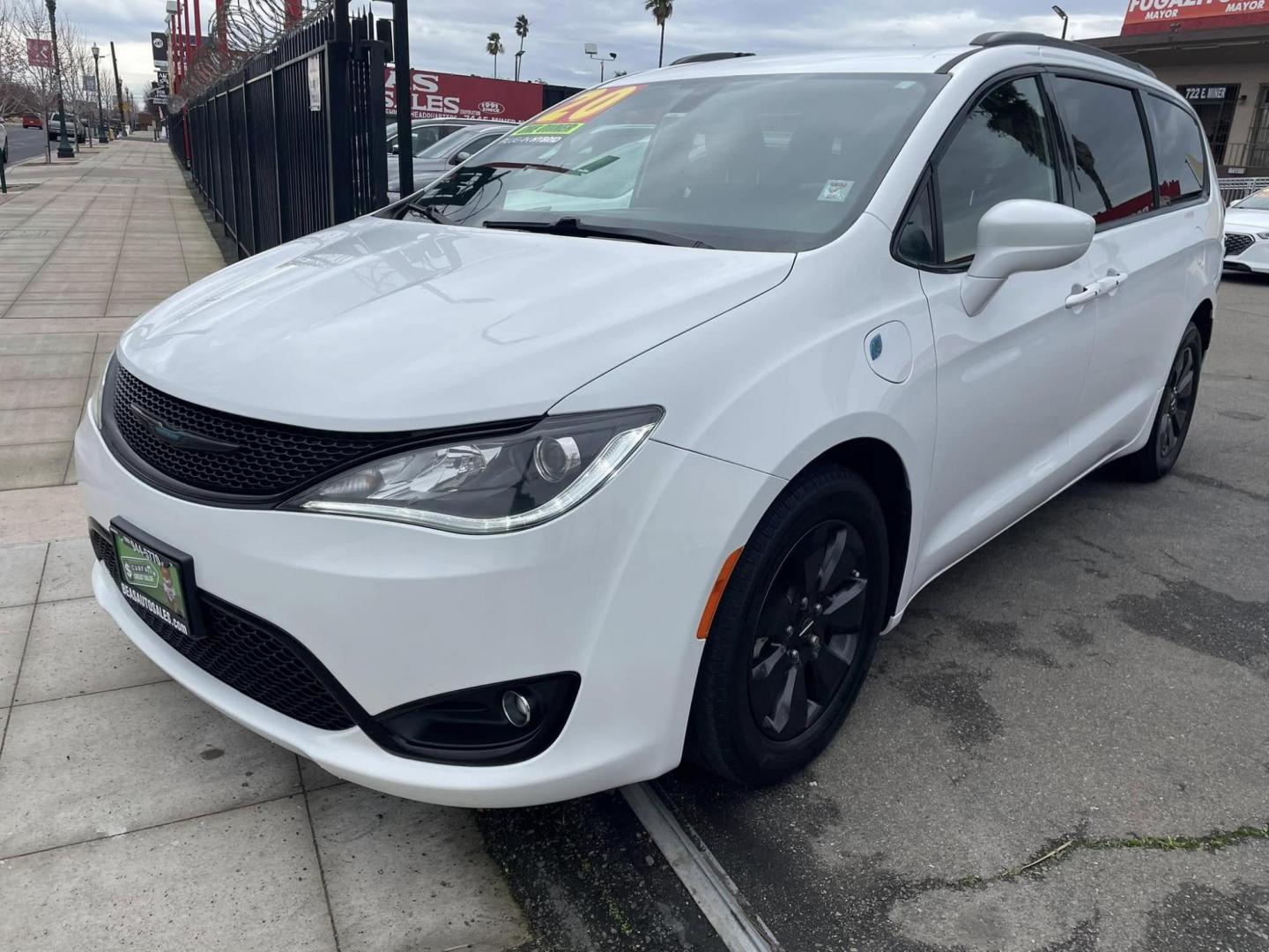 2020 WHITE Chrysler Pacifica Hybrid Touring L (2C4RC1L75LR) with an 3.6L V6 DOHC 24V HYBRID engine, CVT transmission, located at 744 E Miner Ave, Stockton, CA, 95202, (209) 944-5770, 37.956863, -121.282082 - PLUS TAXES AND FEES NO CHARGER AVAILABE SIN CARGADOR DISPONIBLE - Photo#3