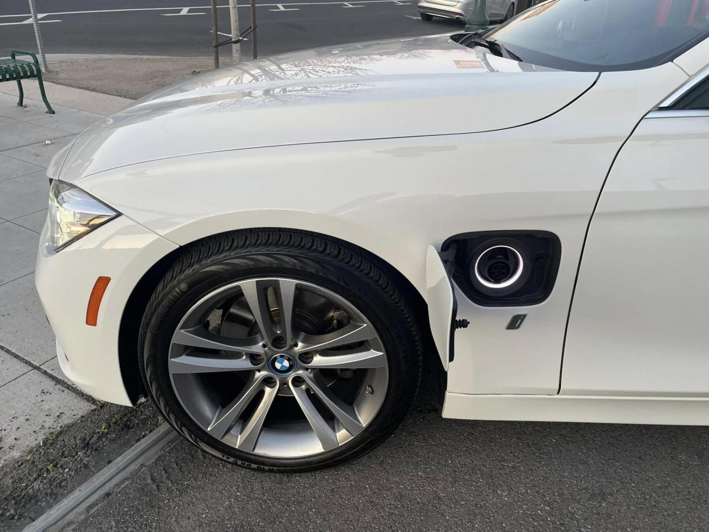 2018 WHITE /WHITE BMW 3-Series 330e iPerformance Sedan (WBA8E1C51JA) with an 2.0L L4 DOHC 16V HYBRID engine, 8A transmission, located at 744 E Miner Ave, Stockton, CA, 95202, (209) 944-5770, 37.956863, -121.282082 - PLUS TAXES AND FEES NO CHARGER AVAILABLE - Photo#4
