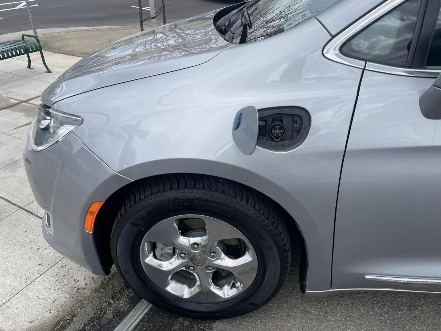 2018 Chrysler Pacifica Hybrid Touring L (2C4RC1L74JR) with an 3.6L V6 DOHC 24V HYBRID engine, CVT transmission, located at 744 E Miner Ave, Stockton, CA, 95202, (209) 944-5770, 37.956863, -121.282082 - PLUS TAXES AND FEES NO CHAGER AVAILABLE - Photo#5