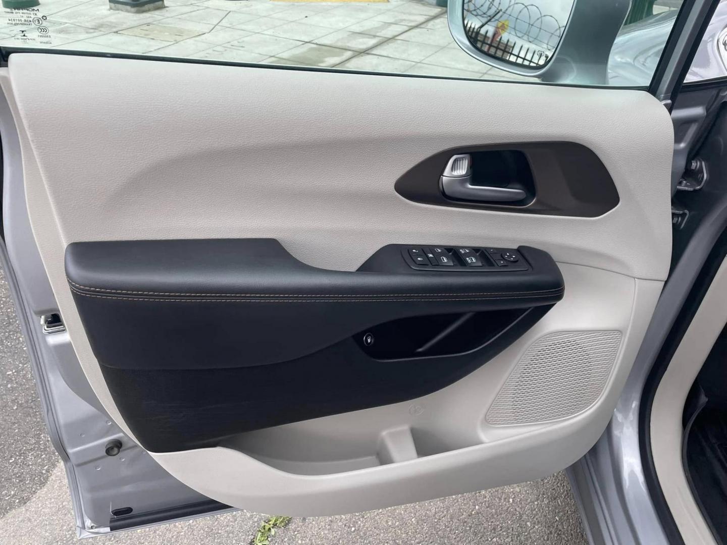 2018 Chrysler Pacifica Hybrid Touring L (2C4RC1L74JR) with an 3.6L V6 DOHC 24V HYBRID engine, CVT transmission, located at 744 E Miner Ave, Stockton, CA, 95202, (209) 944-5770, 37.956863, -121.282082 - PLUS TAXES AND FEES NO CHAGER AVAILABLE - Photo#6