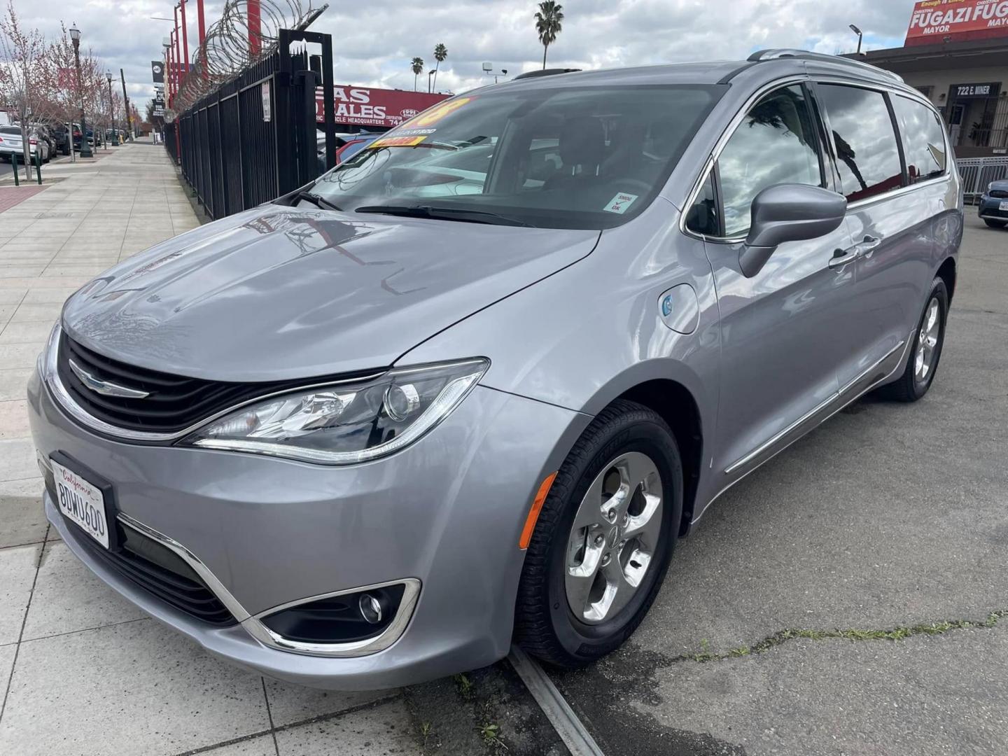 2018 Chrysler Pacifica Hybrid Touring L (2C4RC1L74JR) with an 3.6L V6 DOHC 24V HYBRID engine, CVT transmission, located at 744 E Miner Ave, Stockton, CA, 95202, (209) 944-5770, 37.956863, -121.282082 - PLUS TAXES AND FEES NO CHAGER AVAILABLE - Photo#4