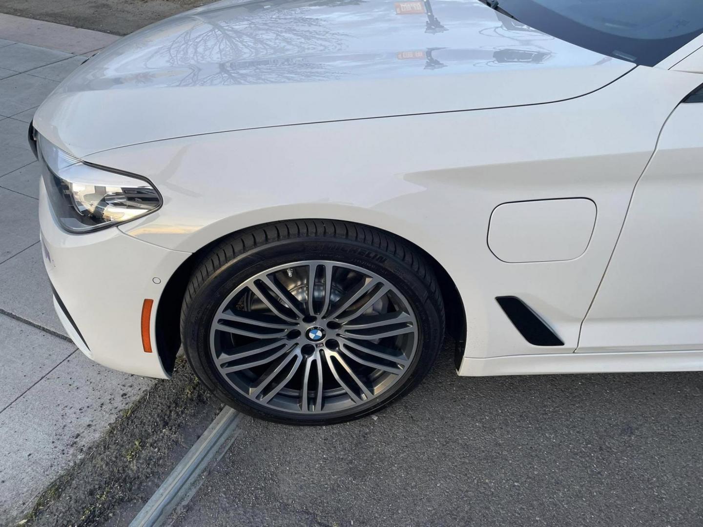 2019 WHITE BMW 5-Series 530e iPerformance (WBAJA9C56KB) with an 2.0L L4 DOHC 16V TURBO HYBRID engine, 8A transmission, located at 744 E Miner Ave, Stockton, CA, 95202, (209) 944-5770, 37.956863, -121.282082 - PLUS TAXES AND FEES NO CHARGER AVAILABLE - Photo#4
