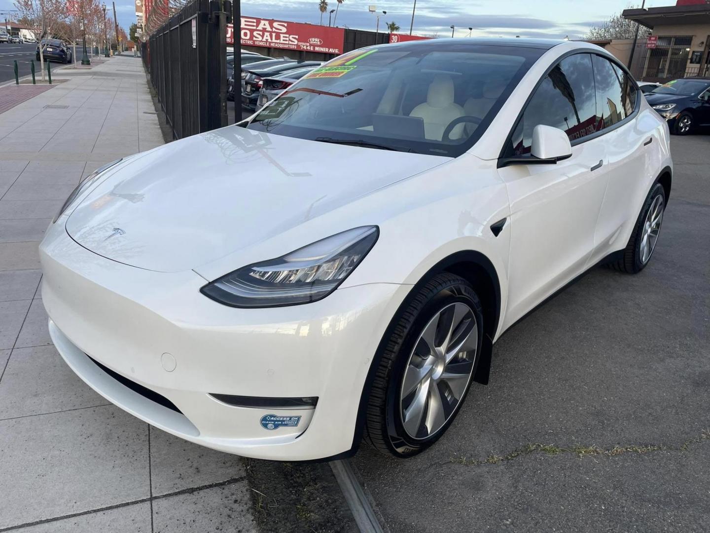 2021 WHITE Tesla Model Y Long Range AWD (5YJYGAEE3MF) with an ELECTRIC engine, 1A transmission, located at 744 E Miner Ave, Stockton, CA, 95202, (209) 944-5770, 37.956863, -121.282082 - Photo#3