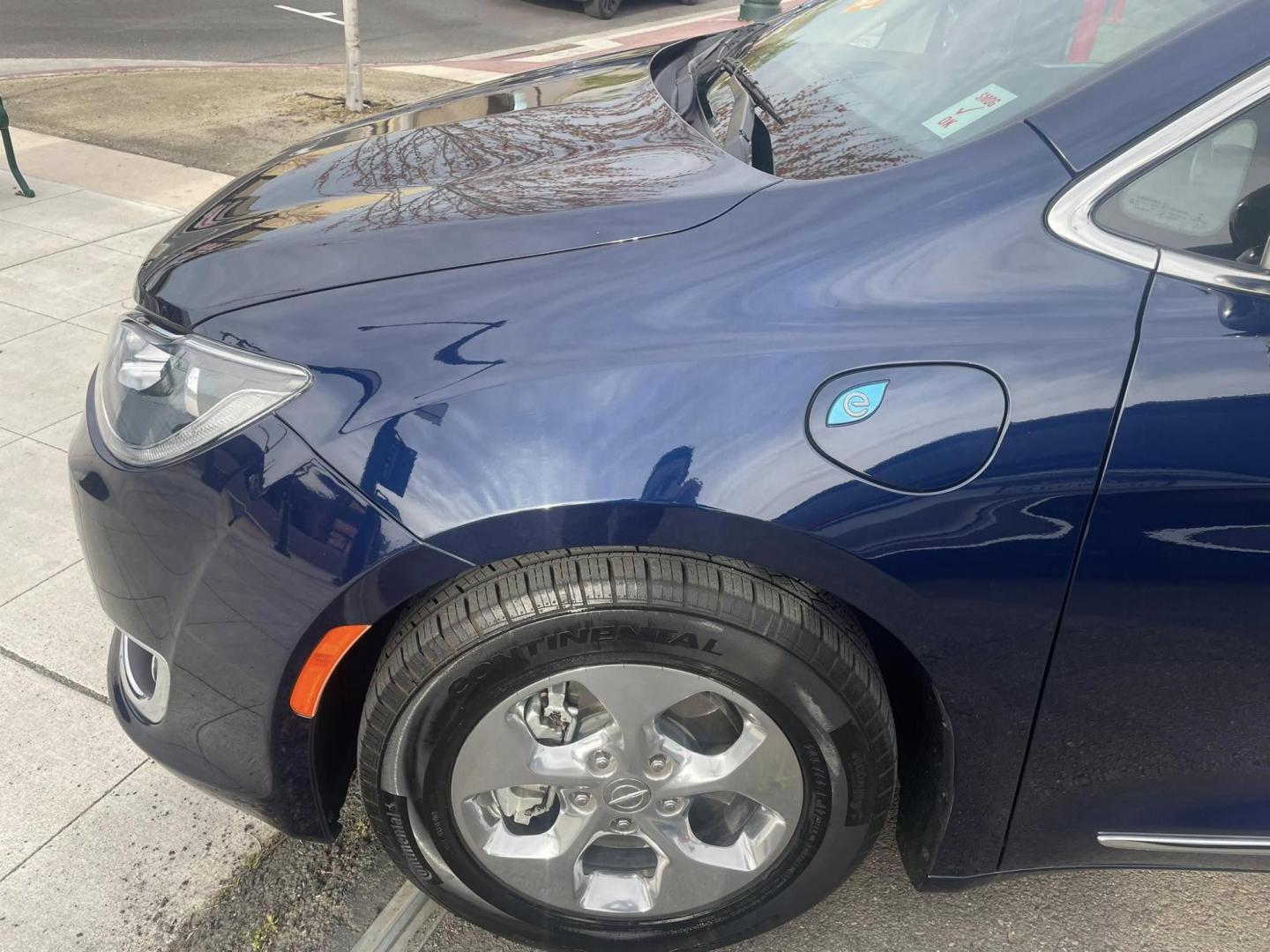 2019 Chrysler Pacifica Hybrid Touring L (2C4RC1L71KR) with an 3.6L V6 DOHC 24V HYBRID engine, CVT transmission, located at 744 E Miner Ave, Stockton, CA, 95202, (209) 944-5770, 37.956863, -121.282082 - PLUS TAXES AND FEES NO CHANGER AVAILABLE - Photo#3