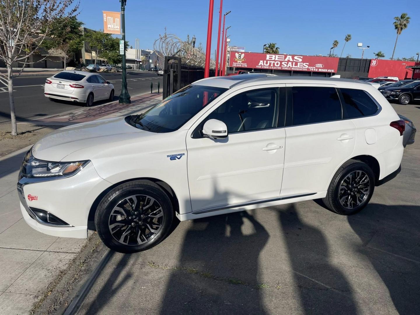 2018 WHITE Mitsubishi Outlander PHEV GT (JA4J24A55JZ) with an 2.0L L4 DOHC 16V HYBRID engine, 1A transmission, located at 744 E Miner Ave, Stockton, CA, 95202, (209) 944-5770, 37.956863, -121.282082 - Photo#5