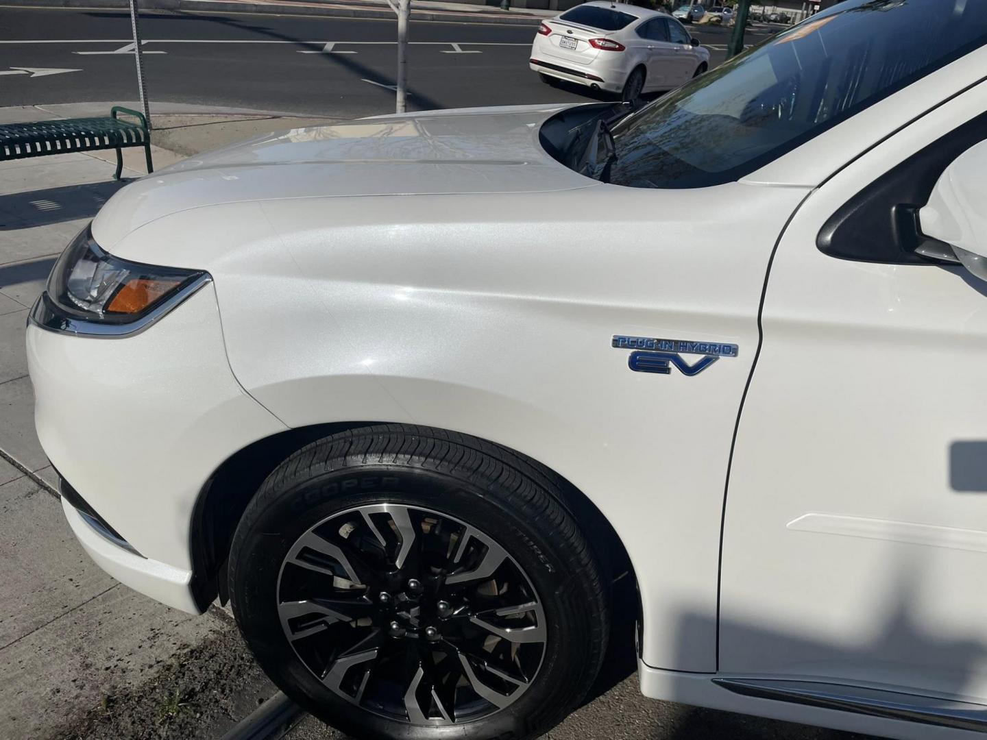 2018 WHITE Mitsubishi Outlander PHEV GT (JA4J24A55JZ) with an 2.0L L4 DOHC 16V HYBRID engine, 1A transmission, located at 744 E Miner Ave, Stockton, CA, 95202, (209) 944-5770, 37.956863, -121.282082 - Photo#4