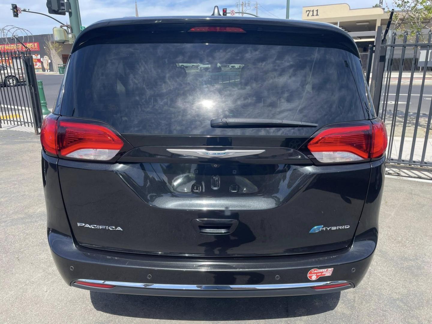 2018 BLACK Chrysler Pacifica Hybrid Touring L (2C4RC1L77JR) with an 3.6L V6 DOHC 24V HYBRID engine, CVT transmission, located at 744 E Miner Ave, Stockton, CA, 95202, (209) 944-5770, 37.956863, -121.282082 - PLUS TAXES AND FEES NO CHARGER AVAILABLE - Photo#14