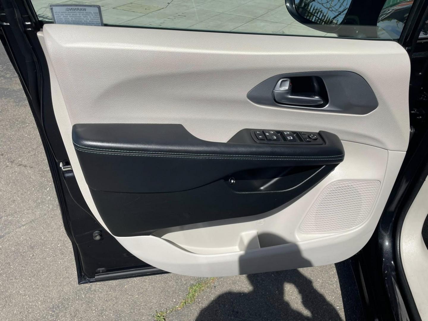 2018 BLACK Chrysler Pacifica Hybrid Touring L (2C4RC1L77JR) with an 3.6L V6 DOHC 24V HYBRID engine, CVT transmission, located at 744 E Miner Ave, Stockton, CA, 95202, (209) 944-5770, 37.956863, -121.282082 - PLUS TAXES AND FEES NO CHARGER AVAILABLE - Photo#5