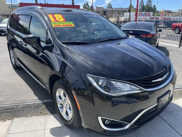 photo of 2018 Chrysler Pacifica Hybrid Touring L