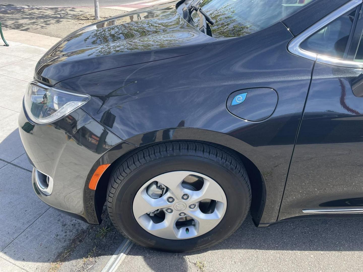 2018 BLACK Chrysler Pacifica Hybrid Touring L (2C4RC1L77JR) with an 3.6L V6 DOHC 24V HYBRID engine, CVT transmission, located at 744 E Miner Ave, Stockton, CA, 95202, (209) 944-5770, 37.956863, -121.282082 - PLUS TAXES AND FEES NO CHARGER AVAILABLE - Photo#4