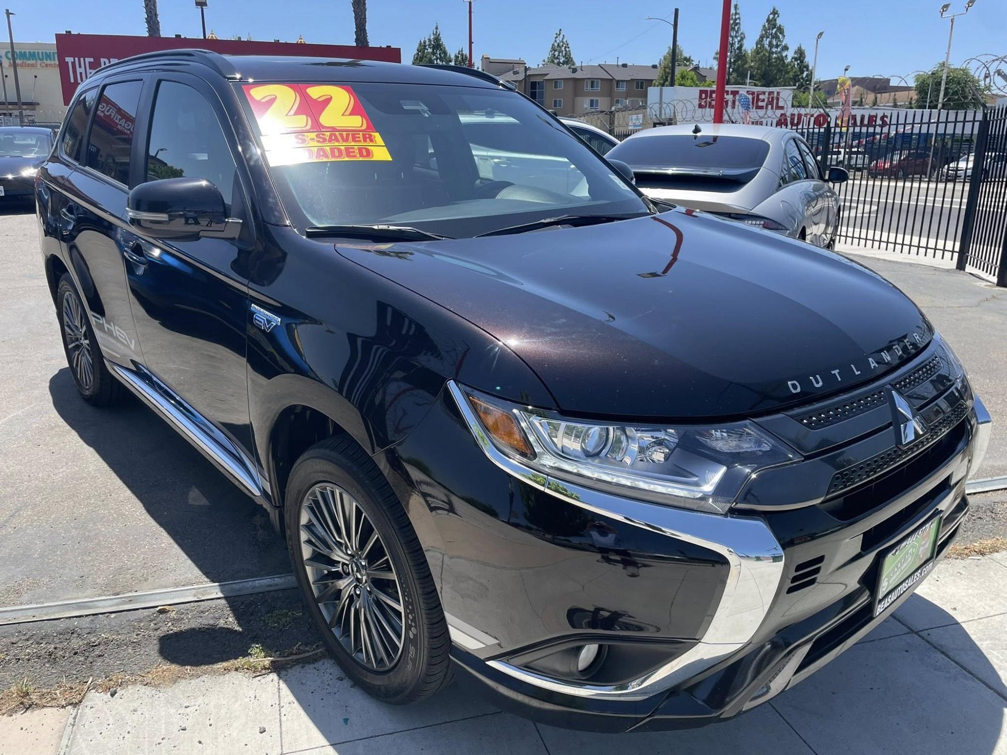 photo of 2022 Mitsubishi Outlander LE PLUG-IN HYBRID 
