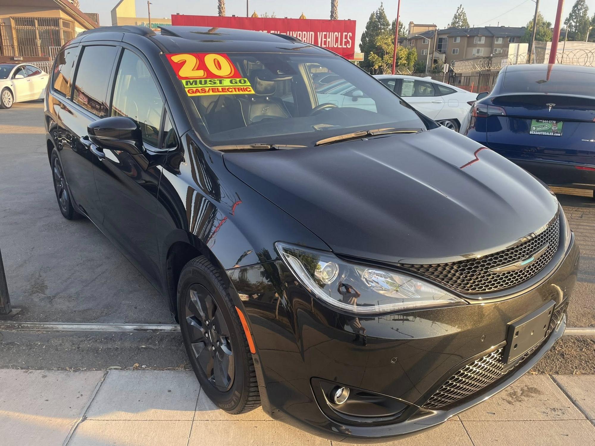 photo of 2020 Chrysler Pacifica Limited PLUG-IN HYBRID