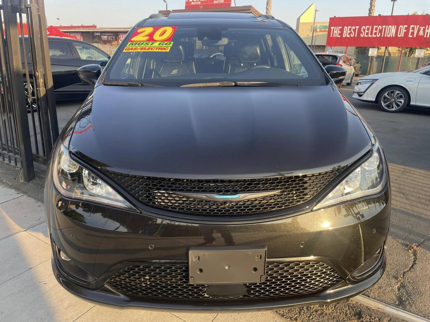 2020 Chrysler Pacifica Hybrid Limited (2C4RC1N74LR) with an 3.6L V6 DOHC 24V HYBRID engine, CVT transmission, located at 744 E Miner Ave, Stockton, CA, 95202, (209) 944-5770, 37.956863, -121.282082 - PLUS TAXES AND FEES NO CHARGER AVAILABLE - Photo#2