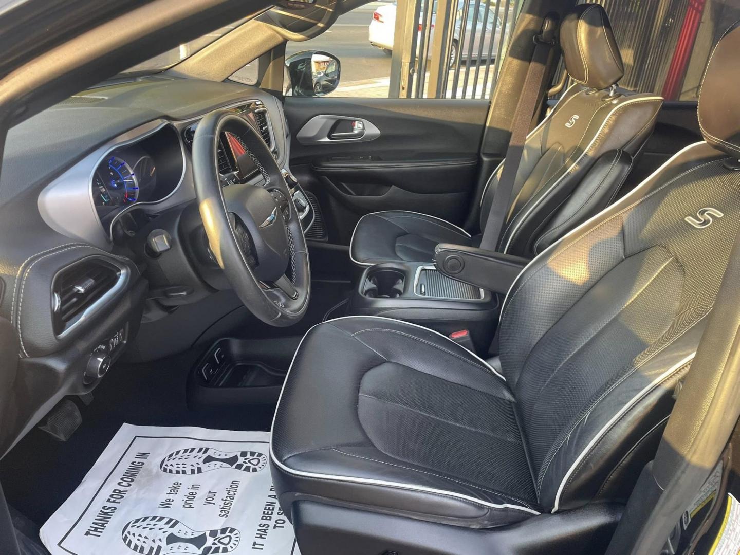 2020 Chrysler Pacifica Hybrid Limited (2C4RC1N74LR) with an 3.6L V6 DOHC 24V HYBRID engine, CVT transmission, located at 744 E Miner Ave, Stockton, CA, 95202, (209) 944-5770, 37.956863, -121.282082 - PLUS TAXES AND FEES NO CHARGER AVAILABLE - Photo#8