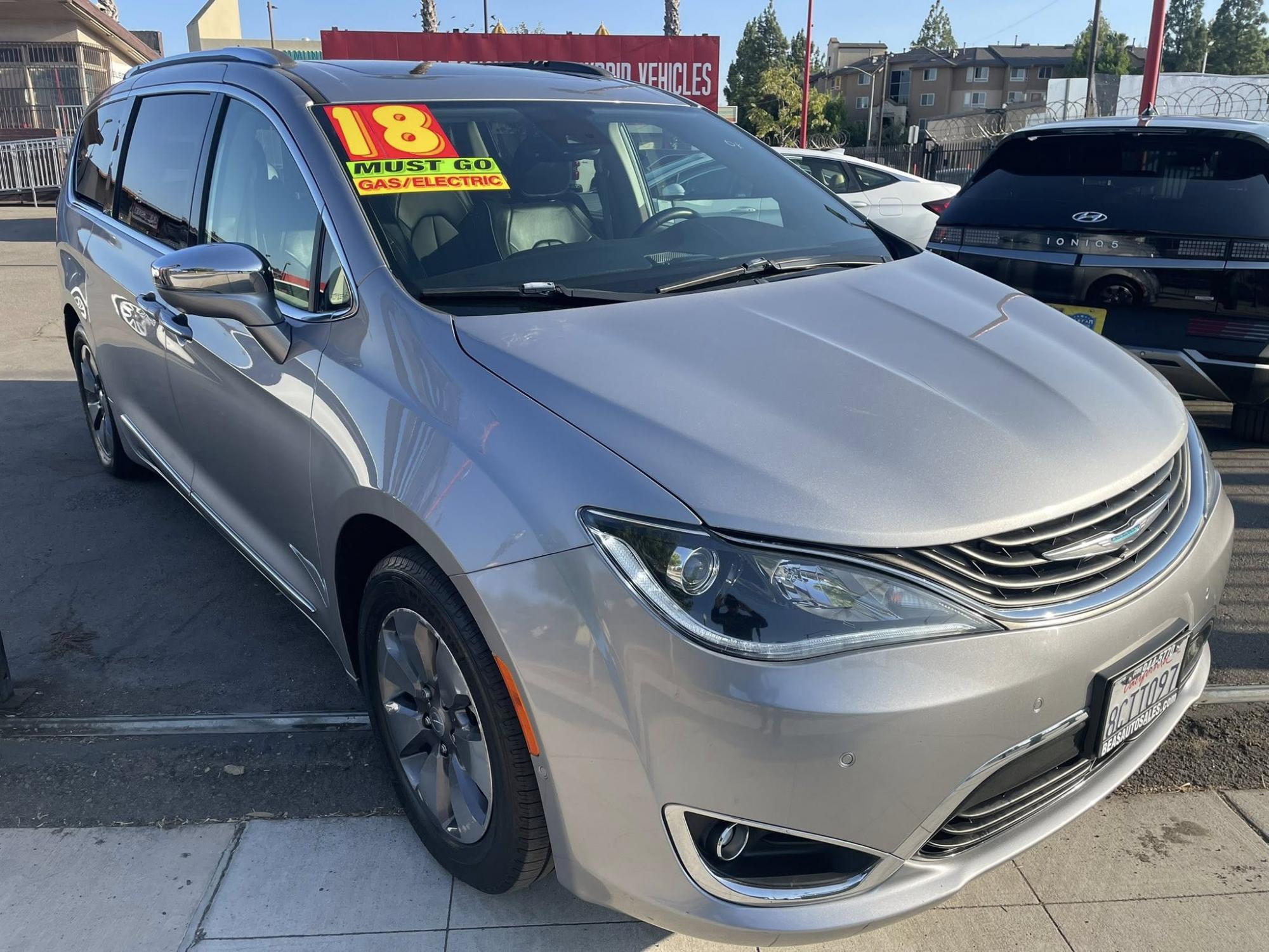 photo of 2018 Chrysler Pacifica Limited PLUG-IN HYBRID 