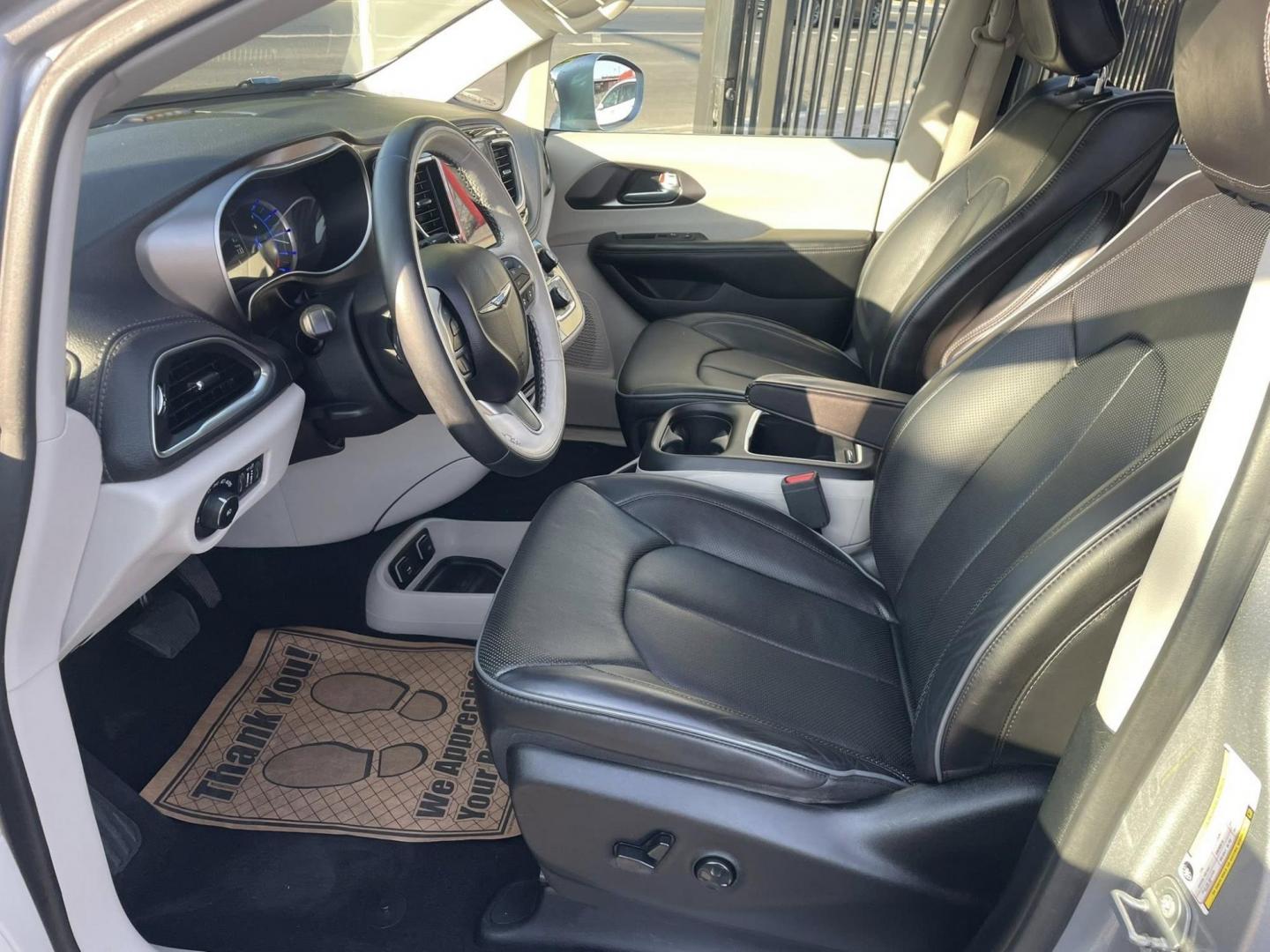 2018 Chrysler Pacifica Hybrid Limited (2C4RC1N79JR) with an 3.6L V6 DOHC 24V HYBRID engine, CVT transmission, located at 744 E Miner Ave, Stockton, CA, 95202, (209) 944-5770, 37.956863, -121.282082 - PLUS TAXES AND FEES NO CHARGER AVAILABLE - Photo#5