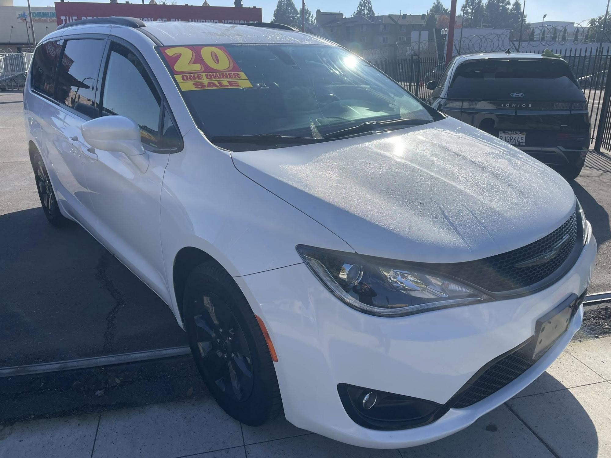 photo of 2020 Chrysler Pacifica Touring PLUG-IN HYBRID