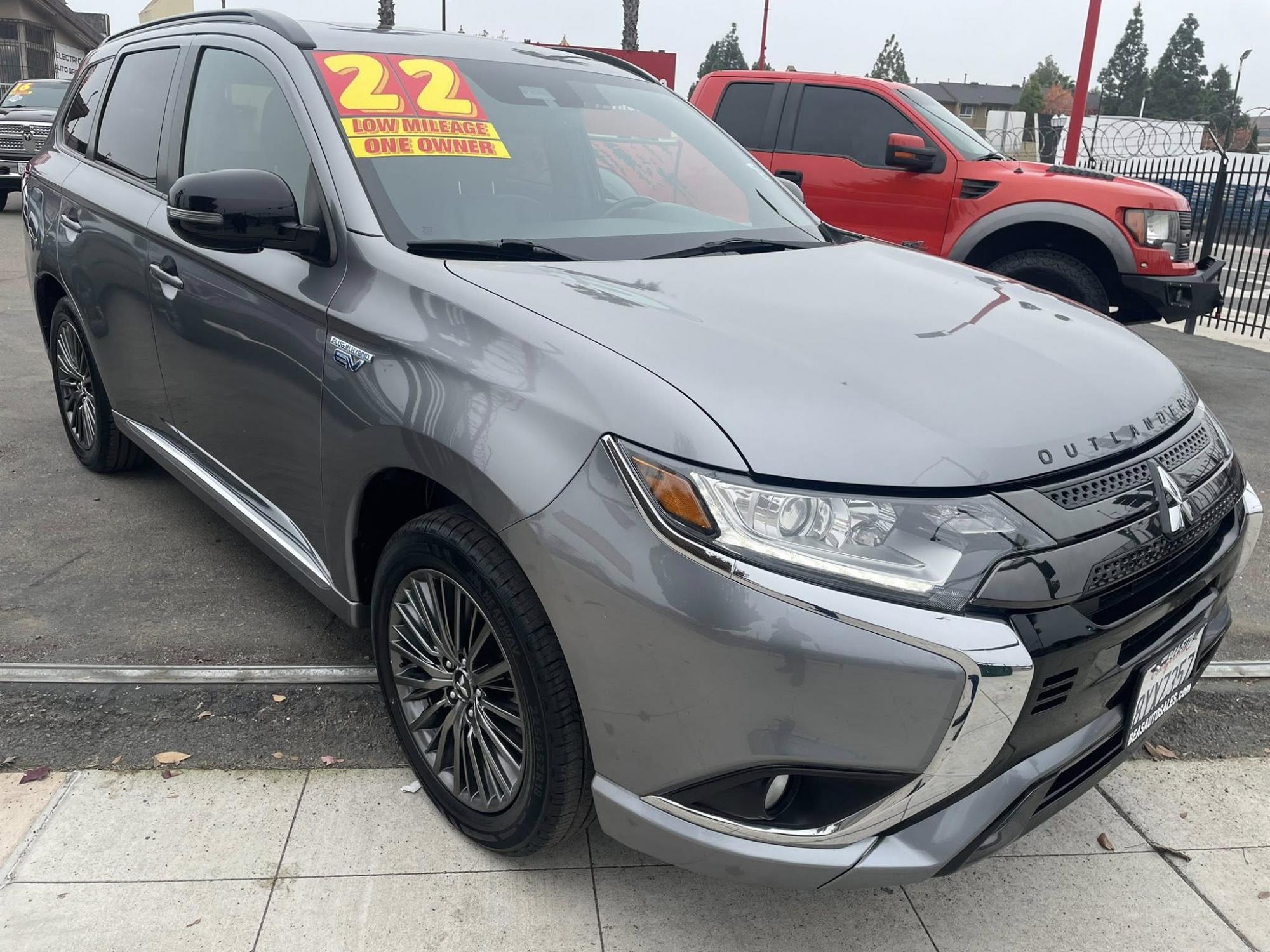 photo of 2022 Mitsubishi Outlander LIMITED PLUG-IN HYBRID 