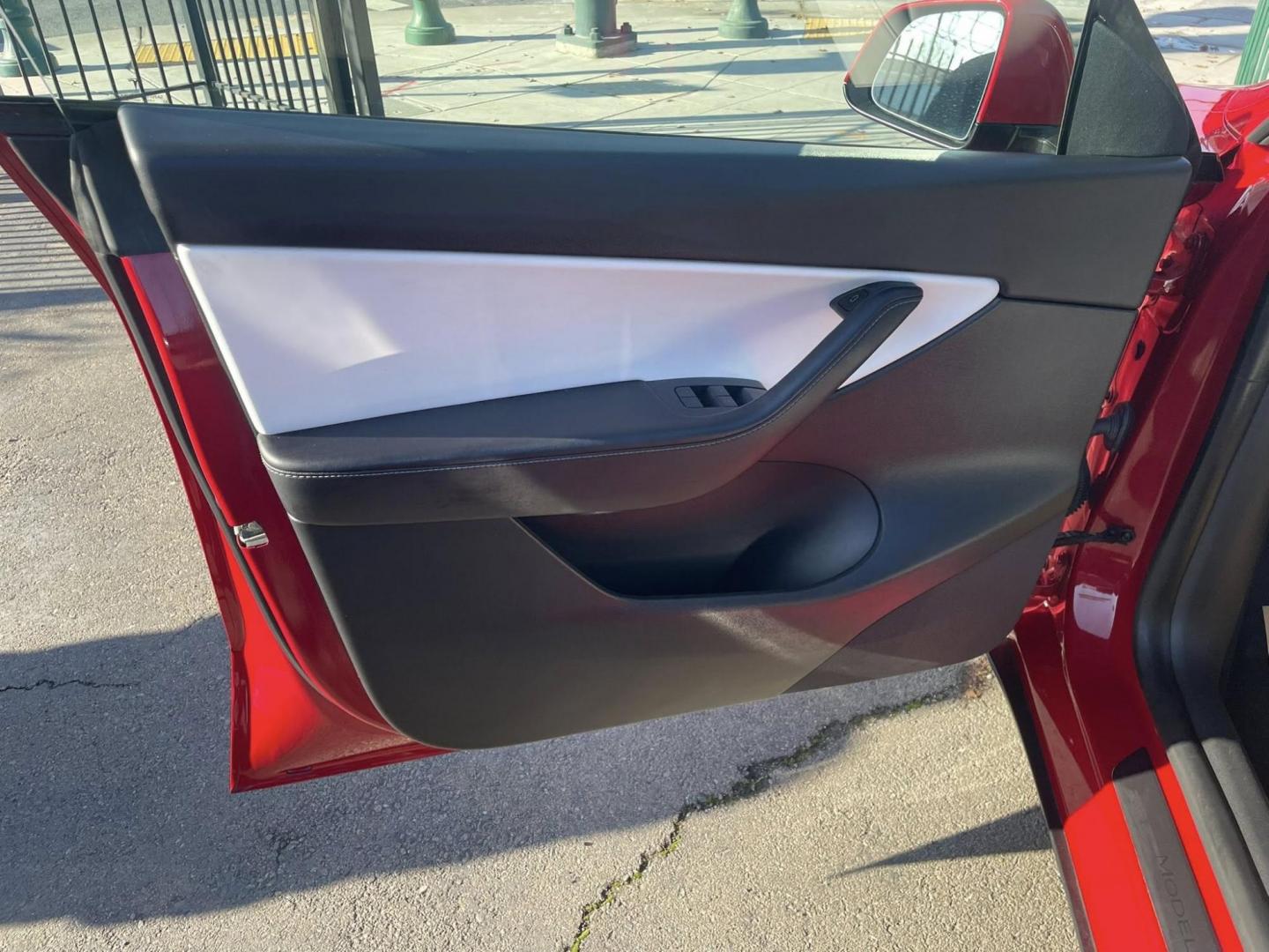 2022 RED Tesla Model Y Long Range (7SAYGDEE1NF) with an ELECTRIC engine, 1A transmission, located at 744 E Miner Ave, Stockton, CA, 95202, (209) 944-5770, 37.956863, -121.282082 - PLUS TAXES AND FEES - Photo#4