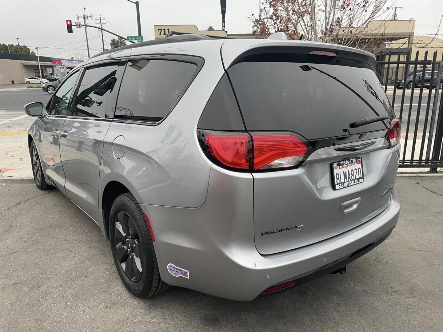 2019 Chrysler Pacifica Hybrid Touring L (2C4RC1L79KR) with an 3.6L V6 DOHC 24V HYBRID engine, CVT transmission, located at 744 E Miner Ave, Stockton, CA, 95202, (209) 944-5770, 37.956863, -121.282082 - PLUS TAXES AND FEES - Photo#8