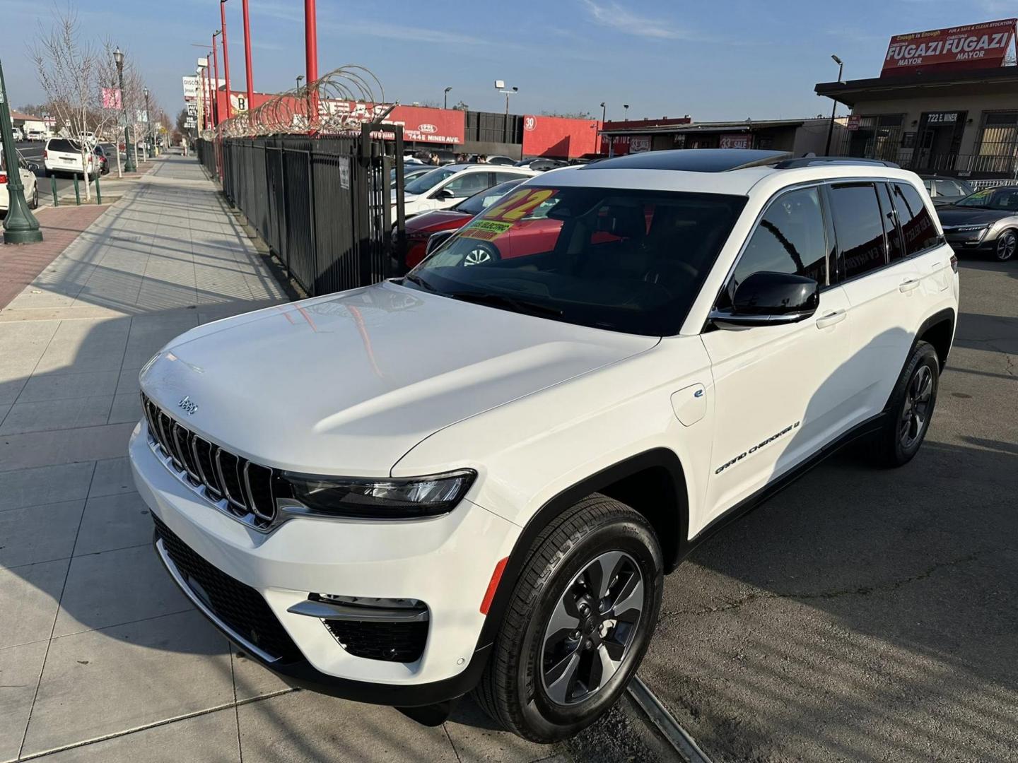 2022 Jeep Grand Cherokee 4xe Limited (1C4RJYB6XN8) with an 2.0L L4 DOHC 16V HYBRID engine, 8A transmission, located at 744 E Miner Ave, Stockton, CA, 95202, (209) 944-5770, 37.956863, -121.282082 - Photo#4