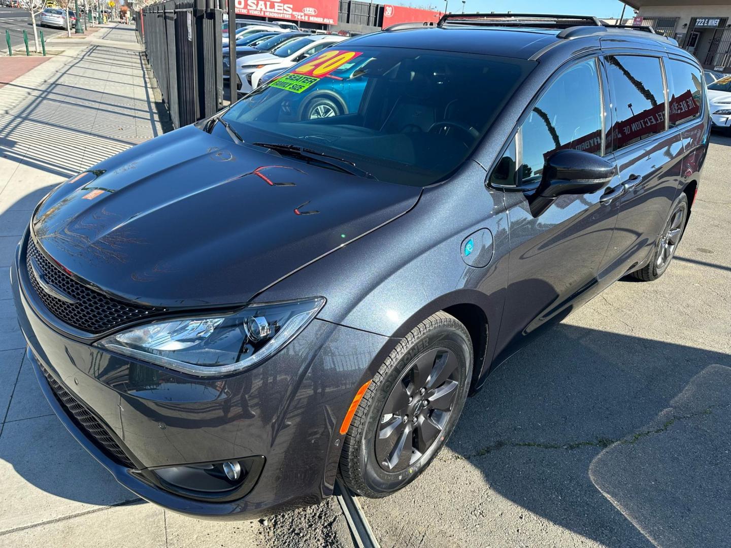 2020 Chrysler Pacifica Hybrid Limited (2C4RC1N72LR) with an 3.6L V6 DOHC 24V HYBRID engine, CVT transmission, located at 744 E Miner Ave, Stockton, CA, 95202, (209) 944-5770, 37.956863, -121.282082 - Photo#4