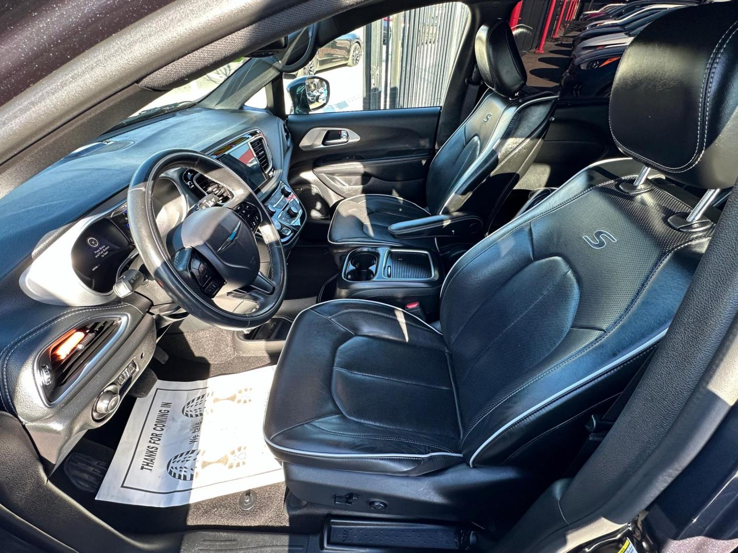 2020 Chrysler Pacifica Hybrid Limited (2C4RC1N72LR) with an 3.6L V6 DOHC 24V HYBRID engine, CVT transmission, located at 744 E Miner Ave, Stockton, CA, 95202, (209) 944-5770, 37.956863, -121.282082 - Photo#10