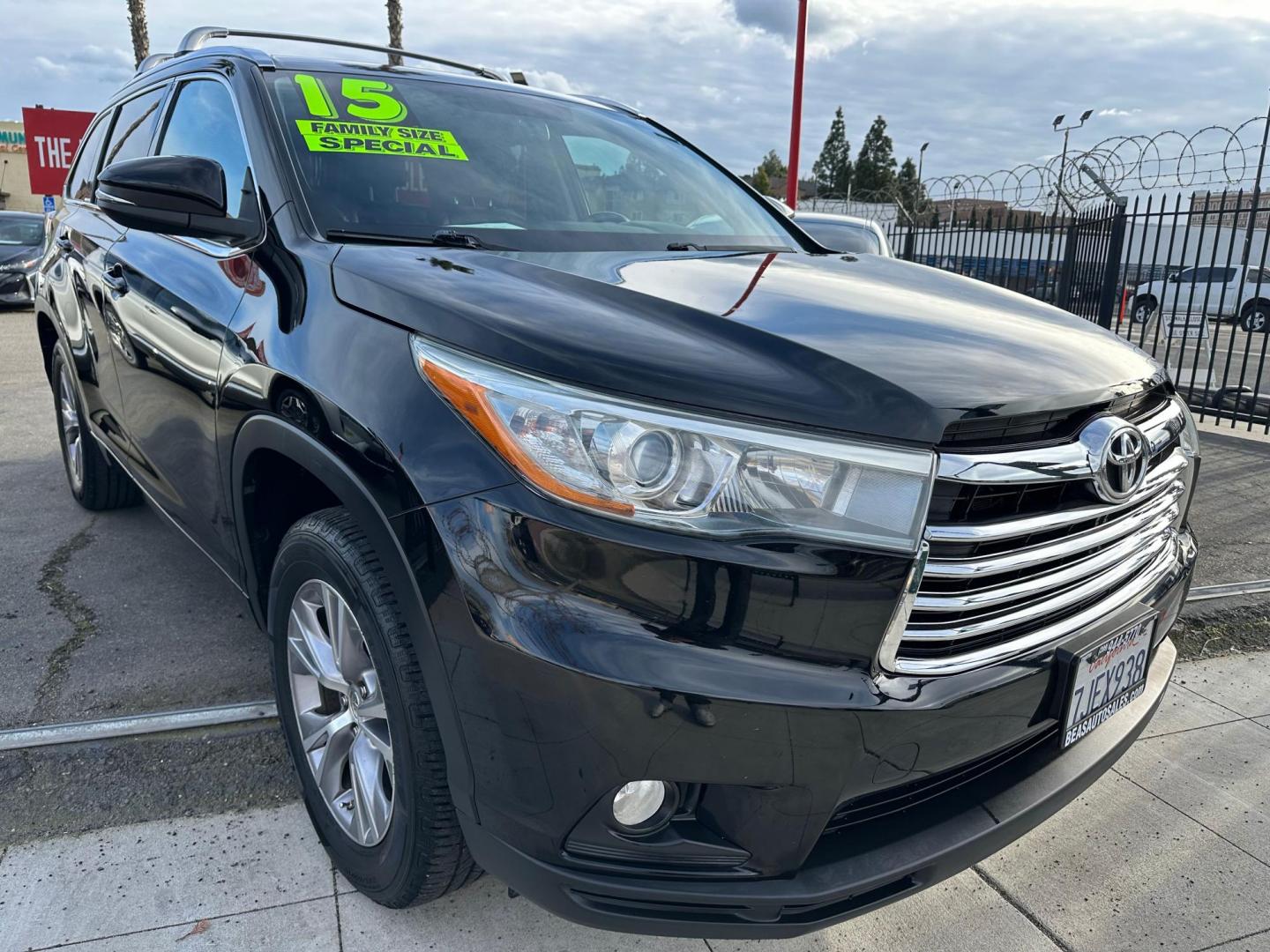 2015 Toyota Highlander XLE FWD V6 (5TDKKRFH0FS) with an 3.5L V6 DOHC 24V engine, 6-Speed Automatic transmission, located at 744 E Miner Ave, Stockton, CA, 95202, (209) 944-5770, 37.956863, -121.282082 - Photo#0