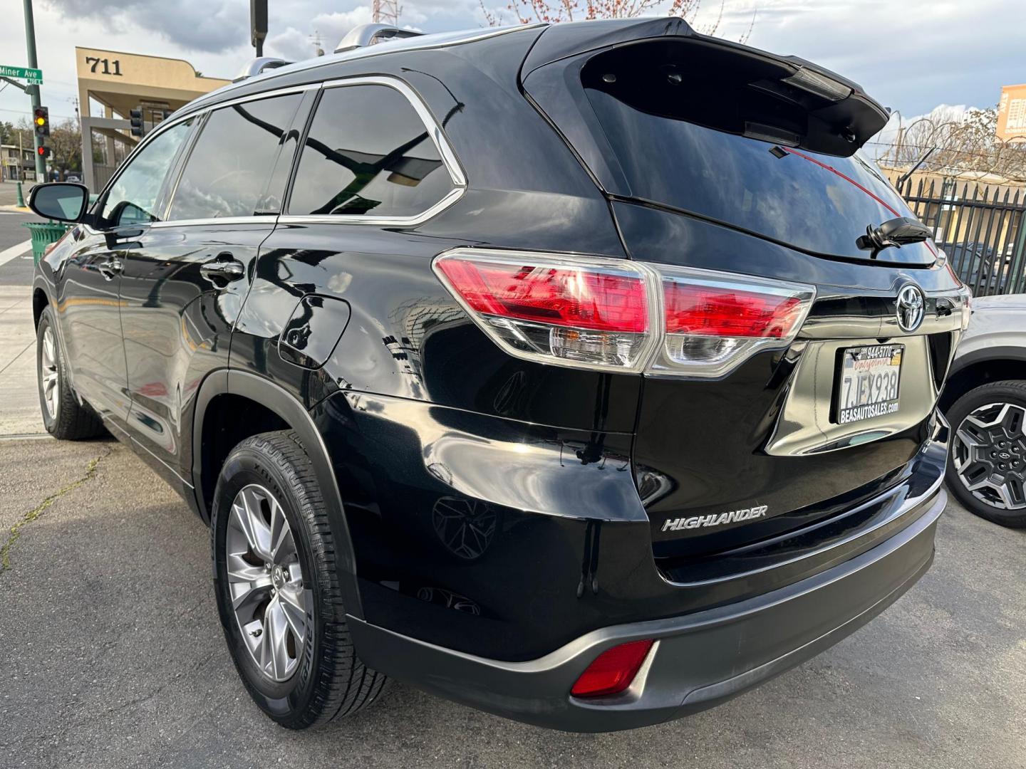 2015 Toyota Highlander XLE FWD V6 (5TDKKRFH0FS) with an 3.5L V6 DOHC 24V engine, 6-Speed Automatic transmission, located at 744 E Miner Ave, Stockton, CA, 95202, (209) 944-5770, 37.956863, -121.282082 - Photo#5