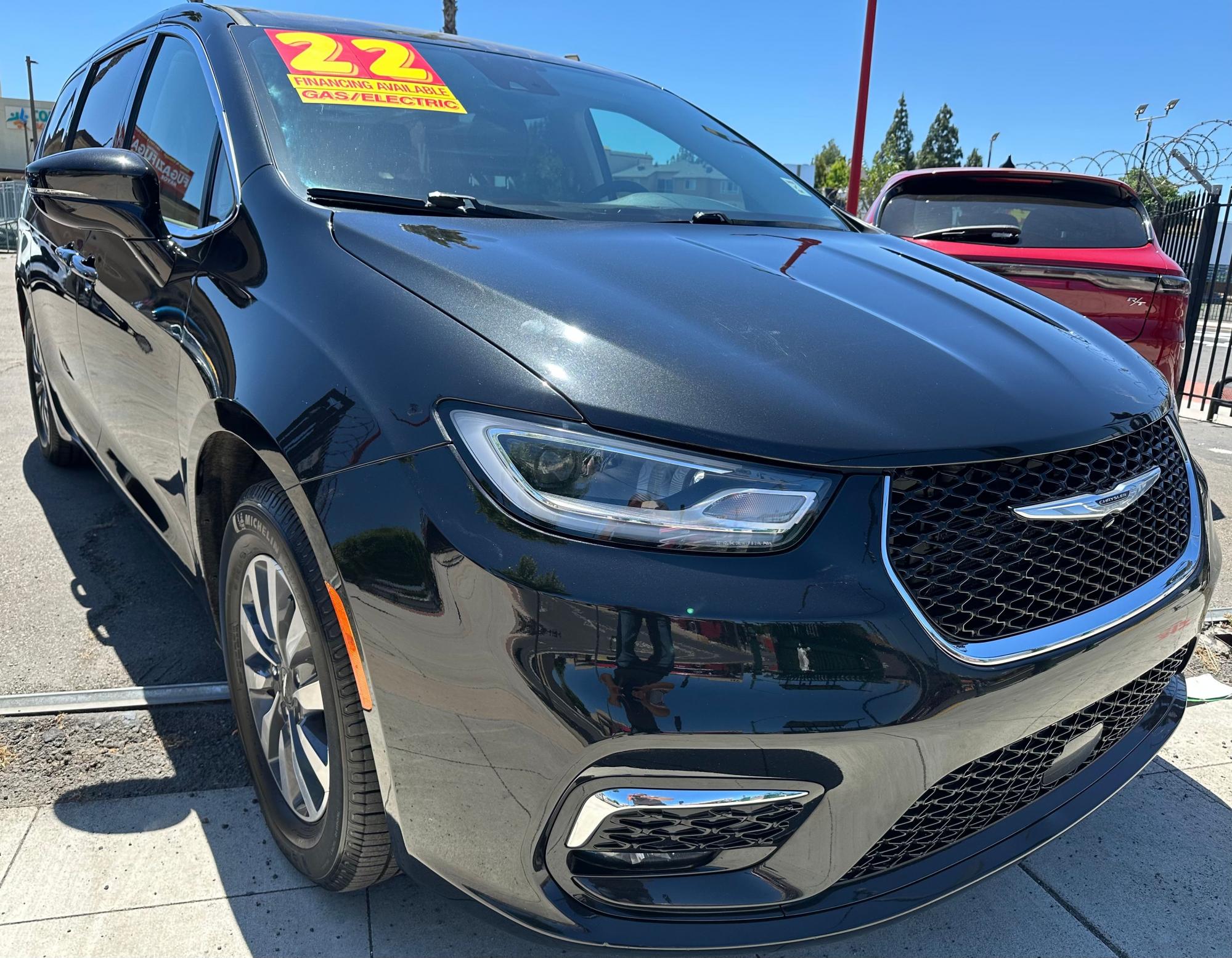 photo of 2022 Chrysler Pacifica Hybrid Touring L