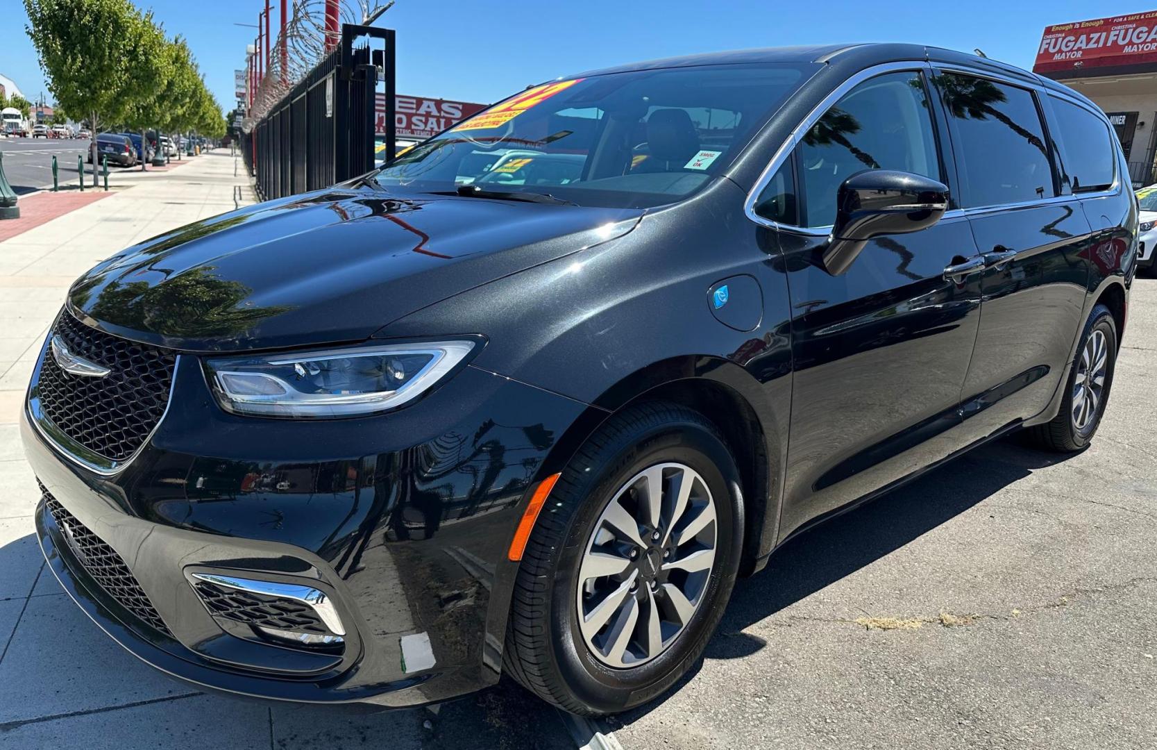 2022 Chrysler Pacifica Hybrid Touring L (2C4RC1L72NR) with an 3.6L V6 DOHC 24V HYBRID engine, CVT transmission, located at 744 E Miner Ave, Stockton, CA, 95202, (209) 944-5770, 37.956863, -121.282082 - Photo#3