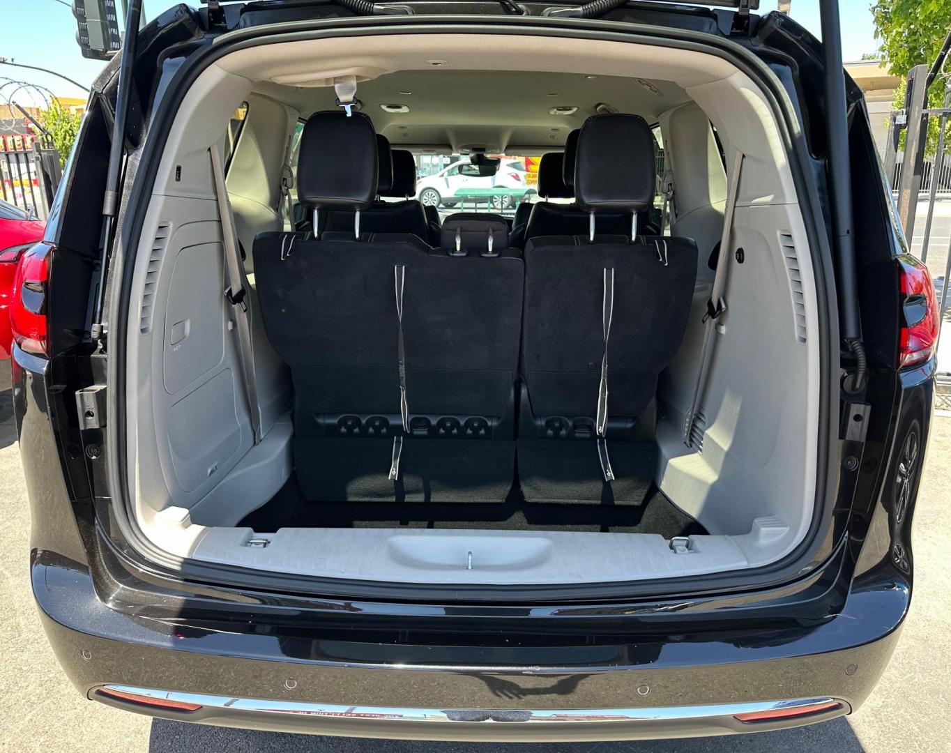 2022 Chrysler Pacifica Hybrid Touring L (2C4RC1L72NR) with an 3.6L V6 DOHC 24V HYBRID engine, CVT transmission, located at 744 E Miner Ave, Stockton, CA, 95202, (209) 944-5770, 37.956863, -121.282082 - Photo#14