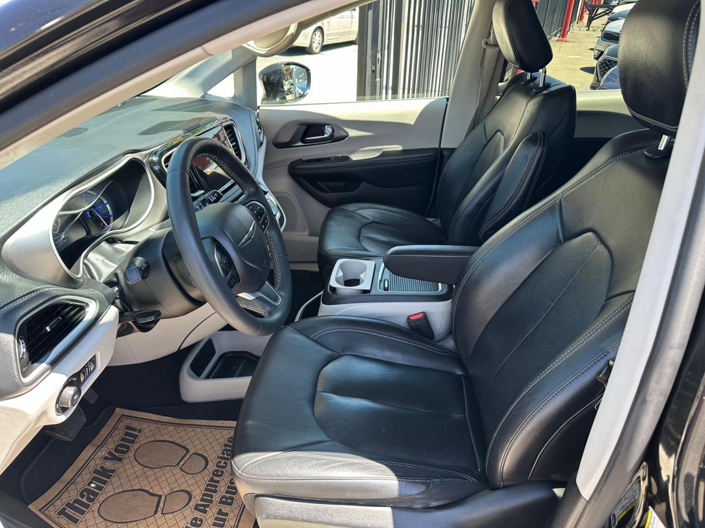 2022 Chrysler Pacifica Hybrid Touring L (2C4RC1L72NR) with an 3.6L V6 DOHC 24V HYBRID engine, CVT transmission, located at 744 E Miner Ave, Stockton, CA, 95202, (209) 944-5770, 37.956863, -121.282082 - Photo#10