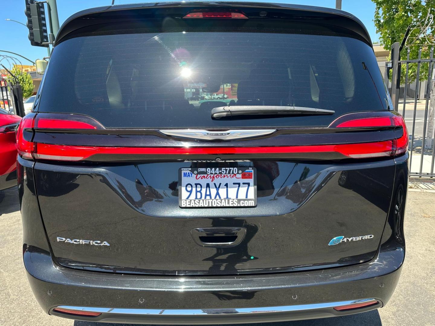 2022 Chrysler Pacifica Hybrid Touring L (2C4RC1L72NR) with an 3.6L V6 DOHC 24V HYBRID engine, CVT transmission, located at 744 E Miner Ave, Stockton, CA, 95202, (209) 944-5770, 37.956863, -121.282082 - Photo#7