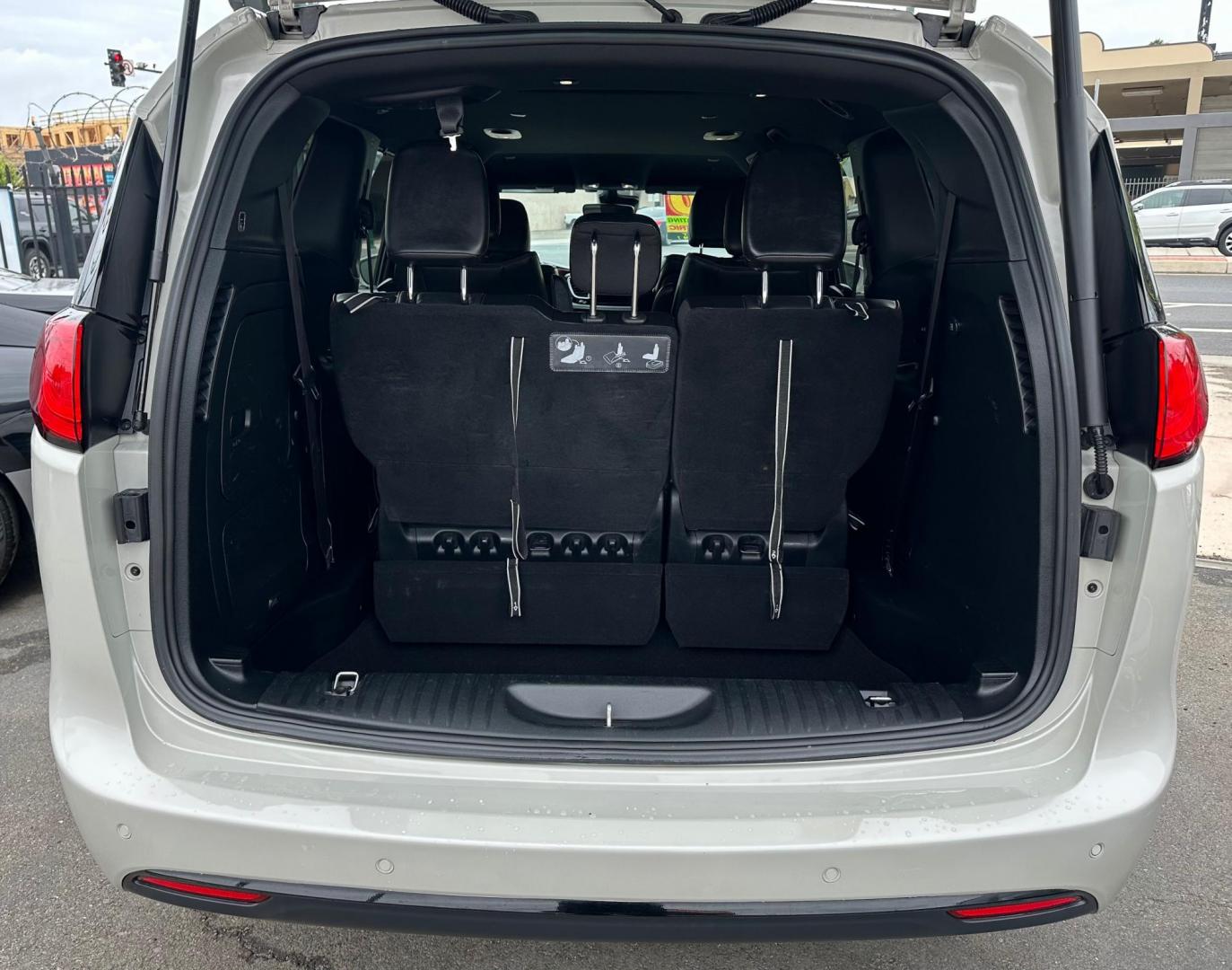 2020 Chrysler Pacifica Hybrid Limited (2C4RC1N73LR) with an 3.6L V6 DOHC 24V HYBRID engine, CVT transmission, located at 744 E Miner Ave, Stockton, CA, 95202, (209) 944-5770, 37.956863, -121.282082 - Photo#13